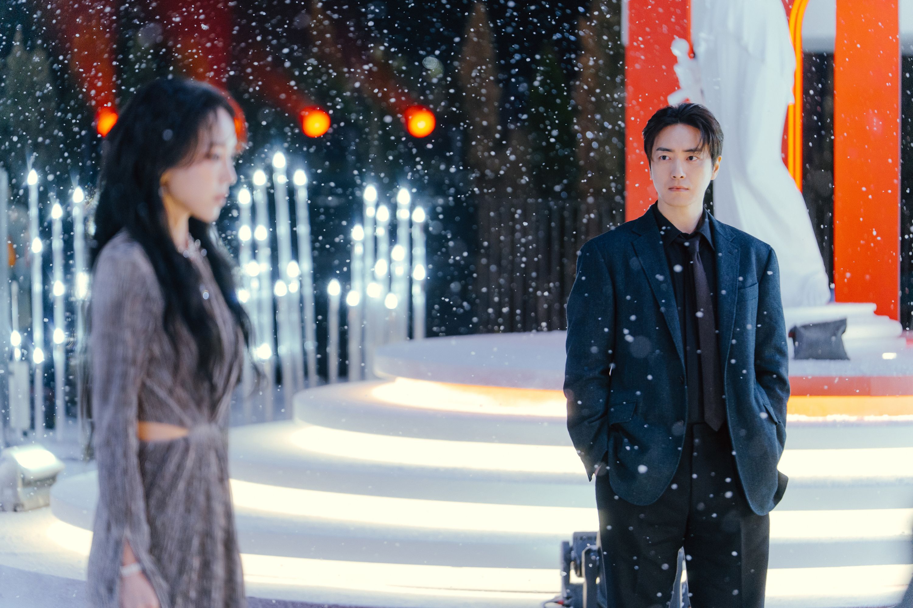 Shin Hye-sun spiller Sarah Kim og Lee Jun-hyuk er detektiven som blir satt til å oppklare drapet. 