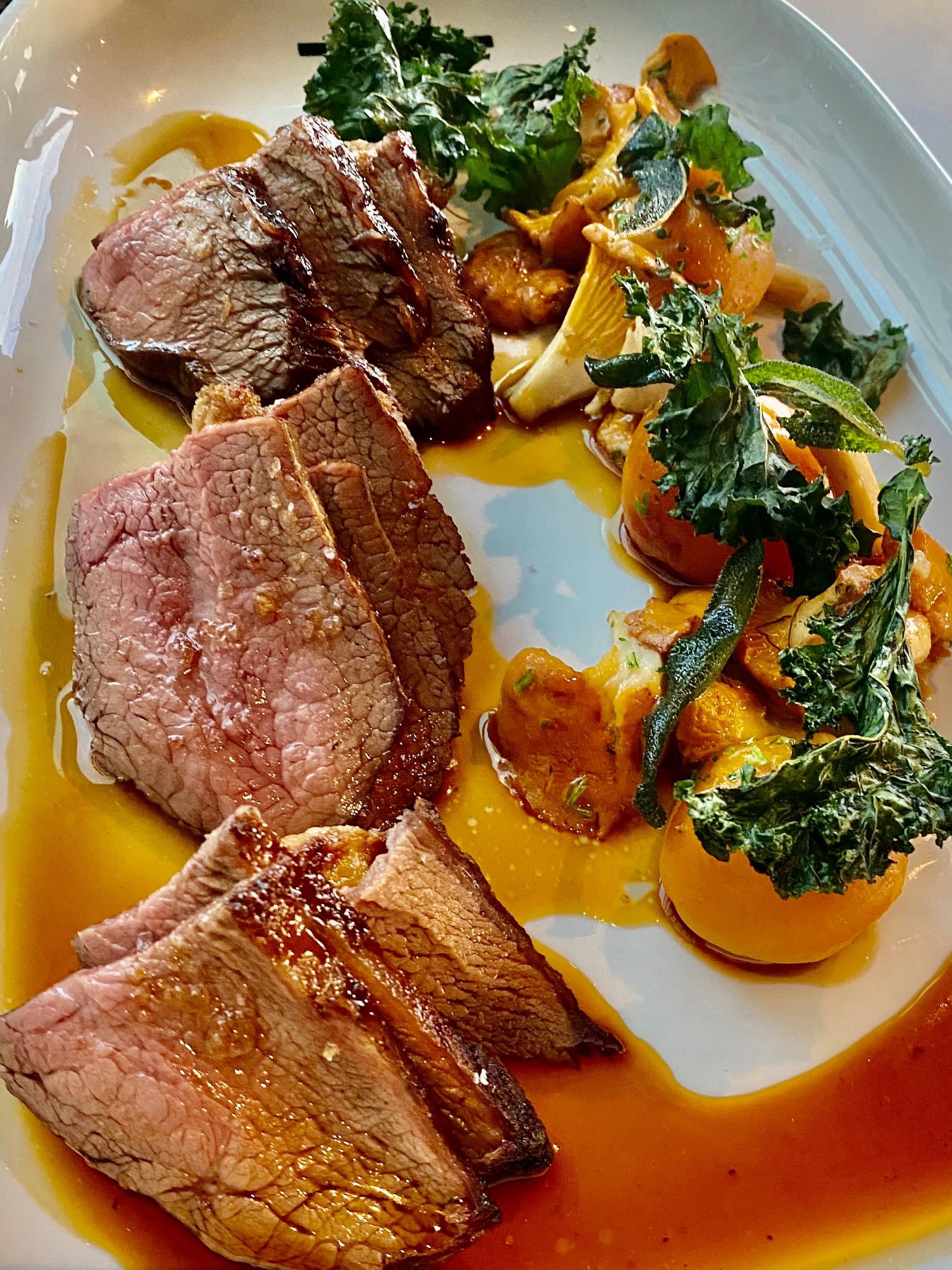 Kalveculotte byr på mye smak og blandes med kantareller og gule beter. 