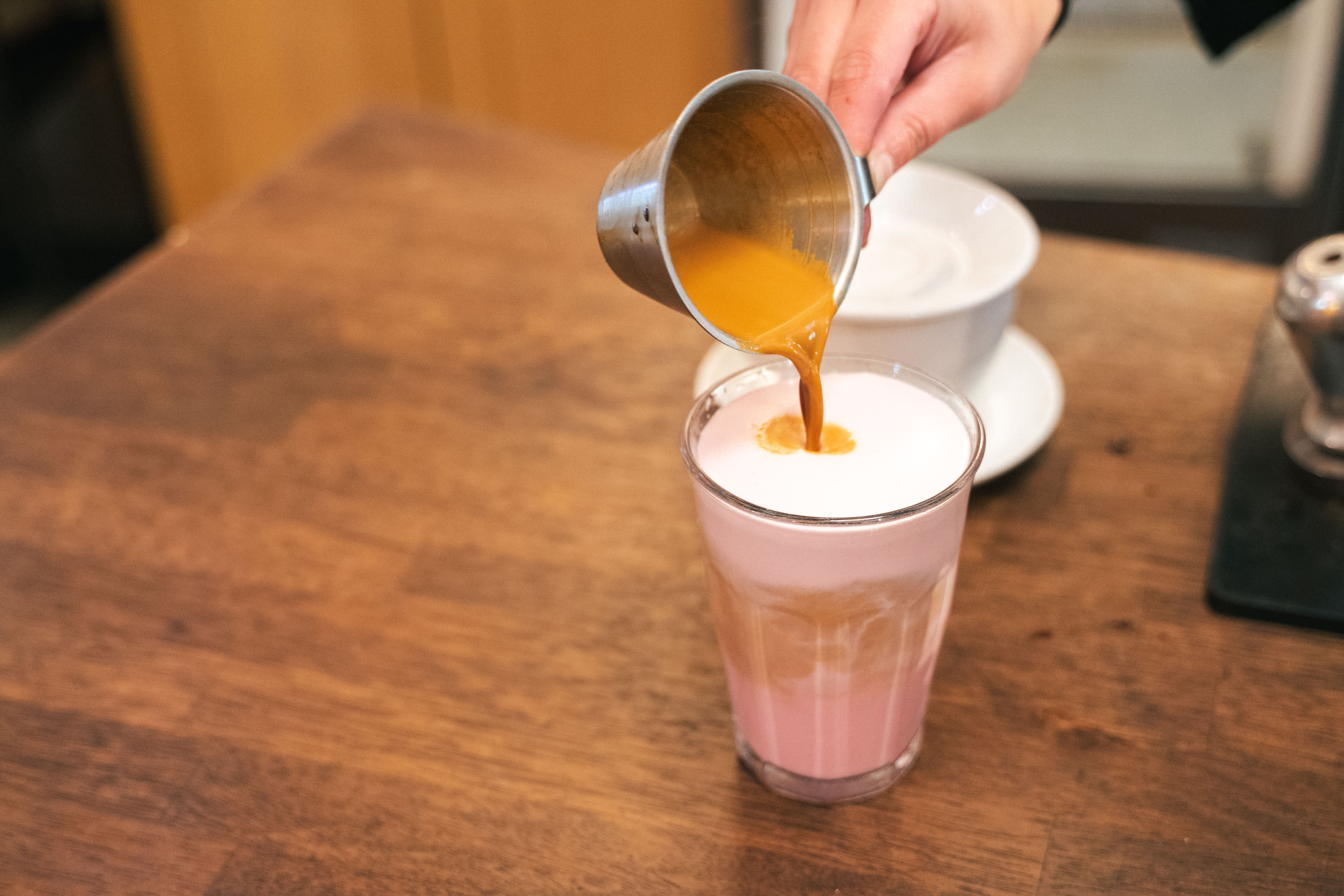 Hos Evita Espressobar settes det farge på morgenen. 