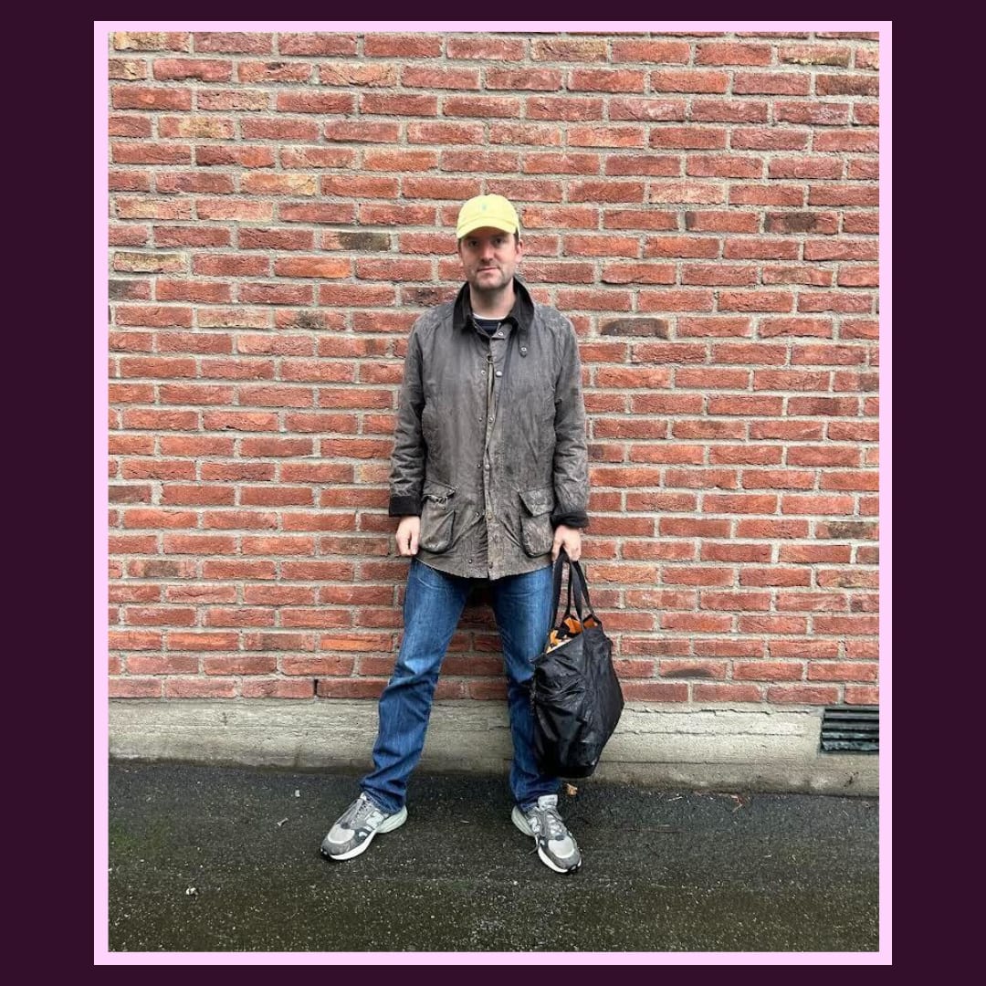 Når Kemp ikke grubler over loafers på kontoret eller strømpebukser til festsesongen i D2, drømmer han seg garantert tilbake til en tid der «vintage» faktisk betydde noe annet enn brukt.