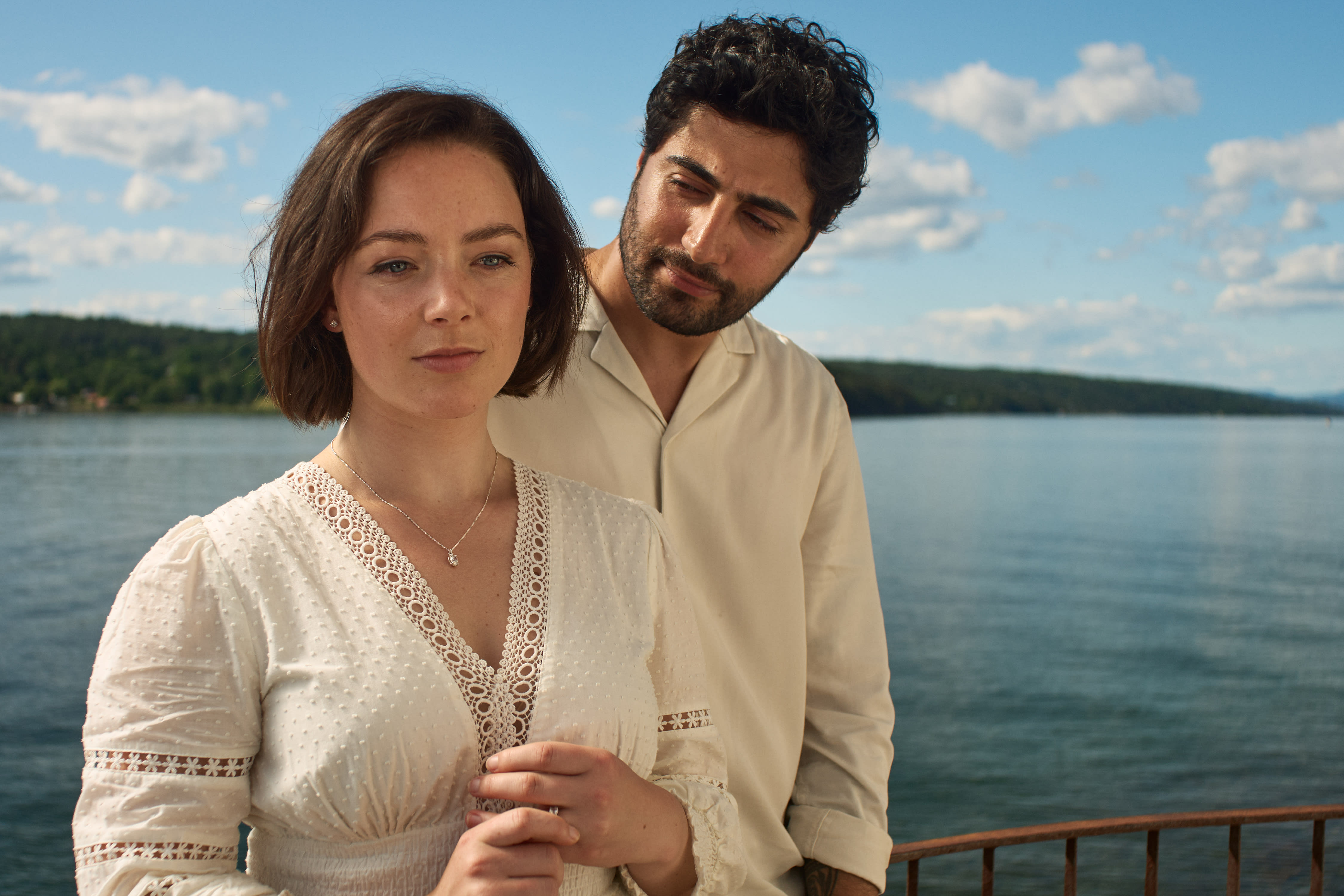 Hanne (Amalia Holm) skjuler en mørk hemmelighet for forloveden Darius (Peiman Azizpour)
