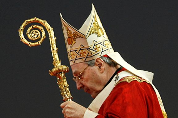 Pavens nære rådgiver møter i retten mandag. Anklages for «historiske seksuelle overgrep». 