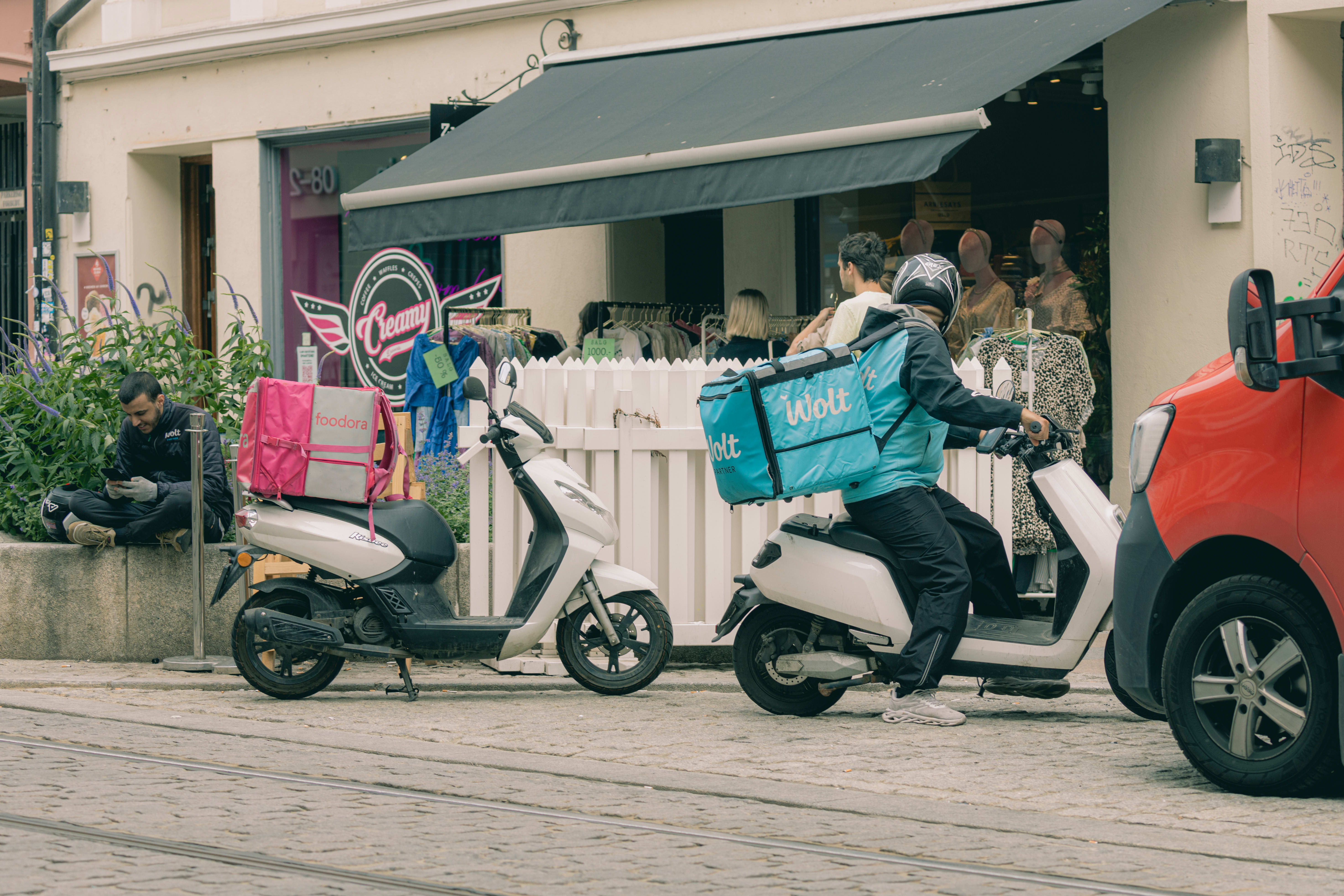 Har sykkelbudene forvekslet fortauet med en festival? Rene campingplassen, det her.