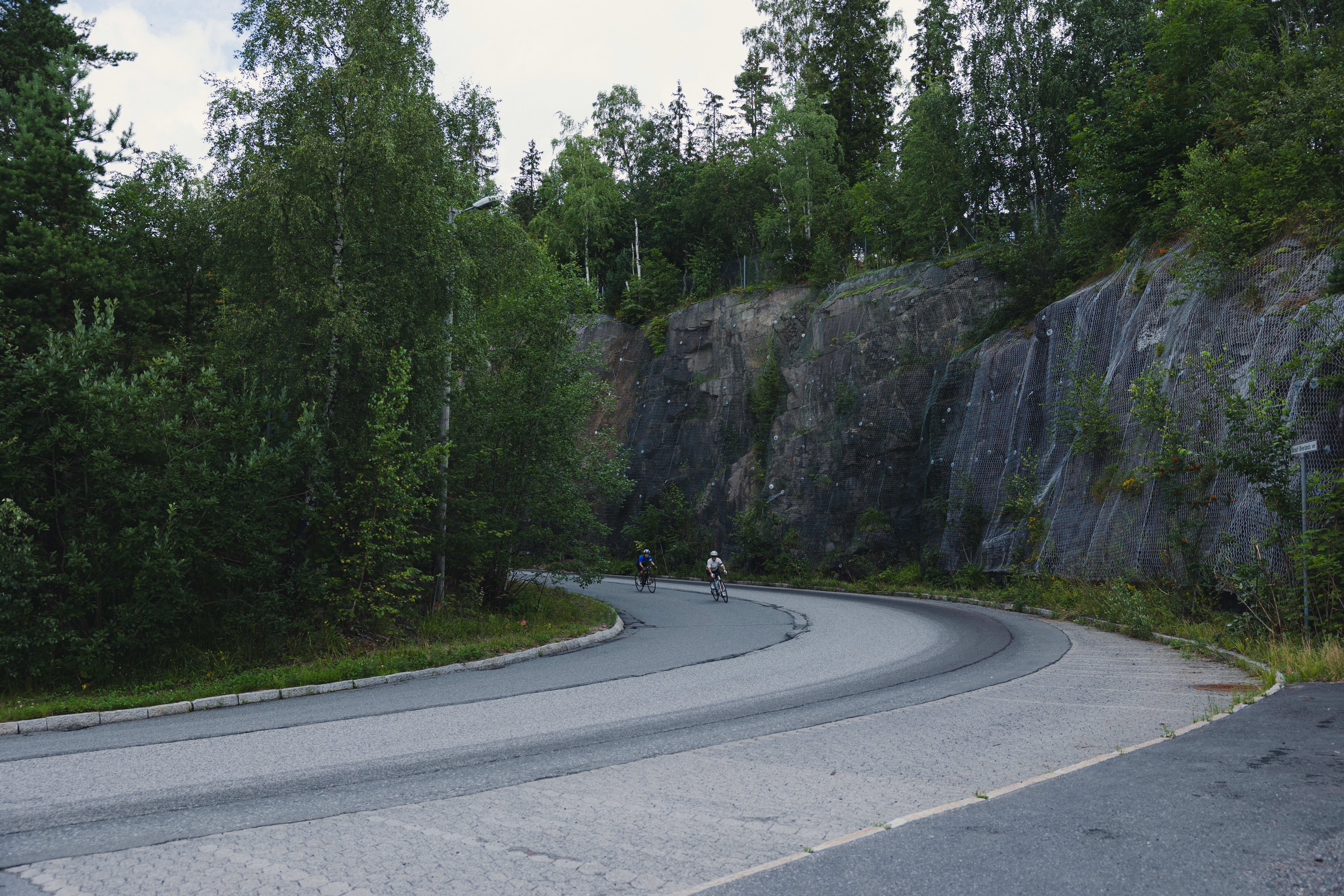 Husk å holde til høyre på bilveien og ligg i rygg!