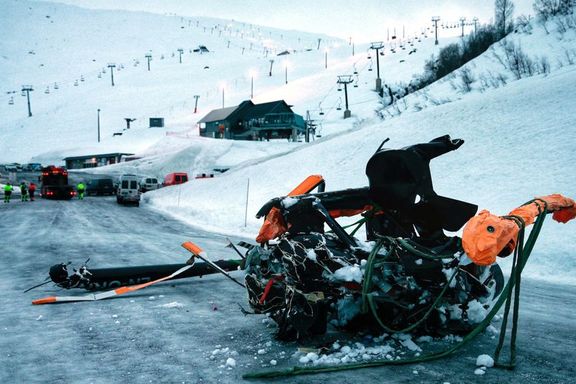  Helikoptervraket fraktet ned fra fjellet etter dødelig styrt 