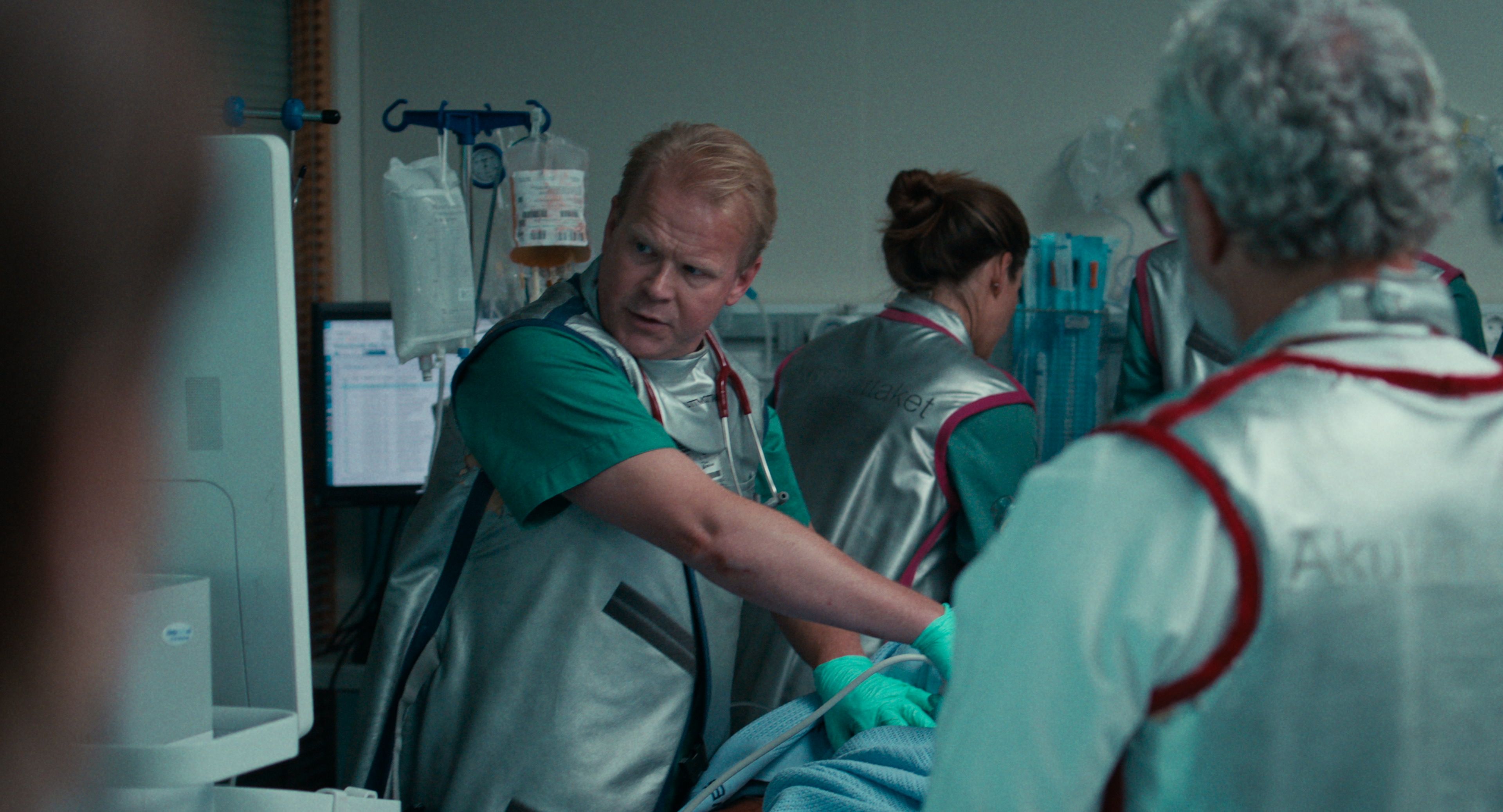 Anders Baasmo er den avstumpede, pragmatiske kirurgen som har kort lunte for Gen Zs behov for hjelp og trøst. 