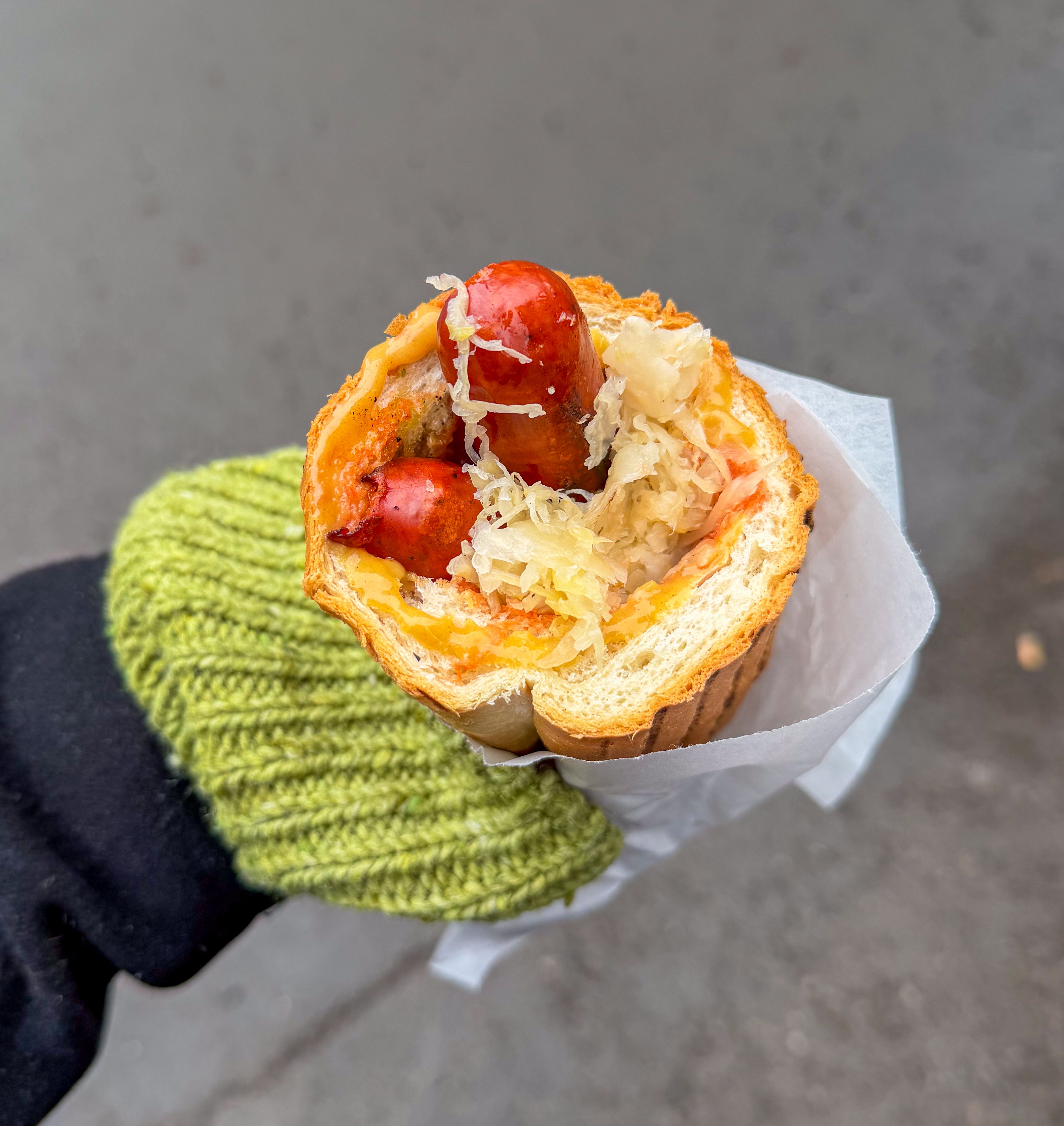 Her er en pølse delt i to. Den kostet 80 svenske kroner.