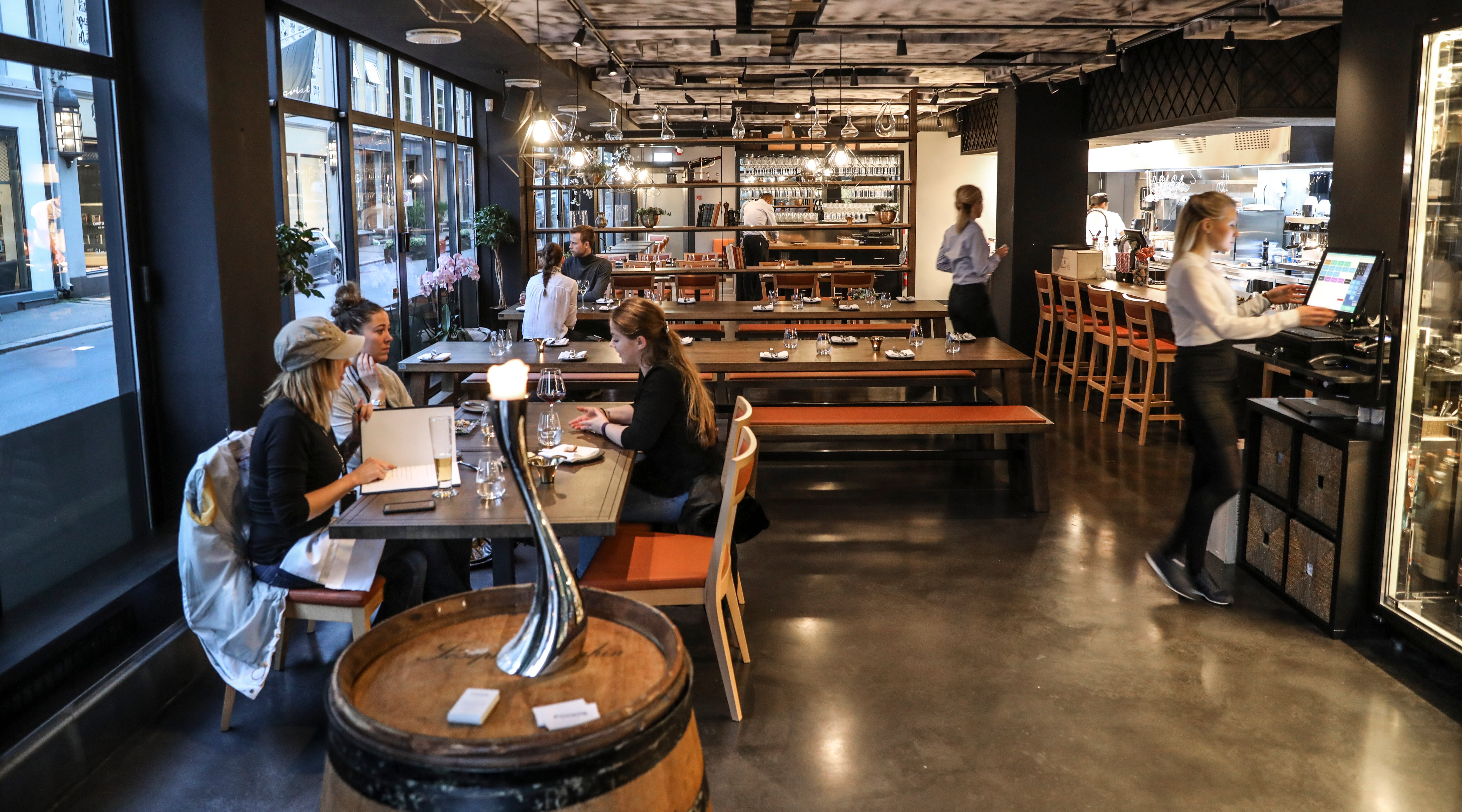 Store vinduer vender mot Tordenskiolds gate. 