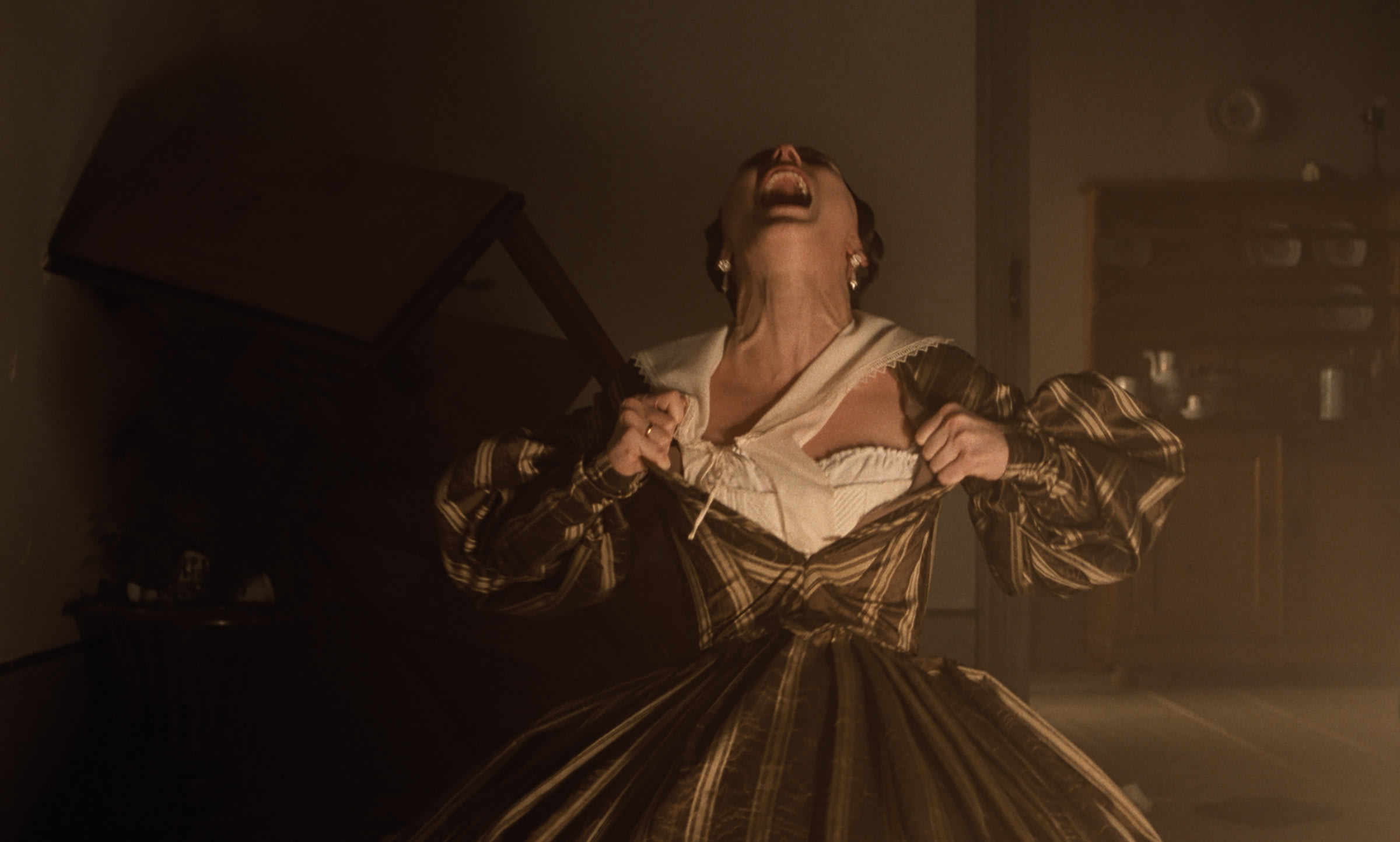 Lily-Rose Depp i en av filmens «besatte» scener: Er det en demon, en psykose eller undertrykt kvinnelig begjær?