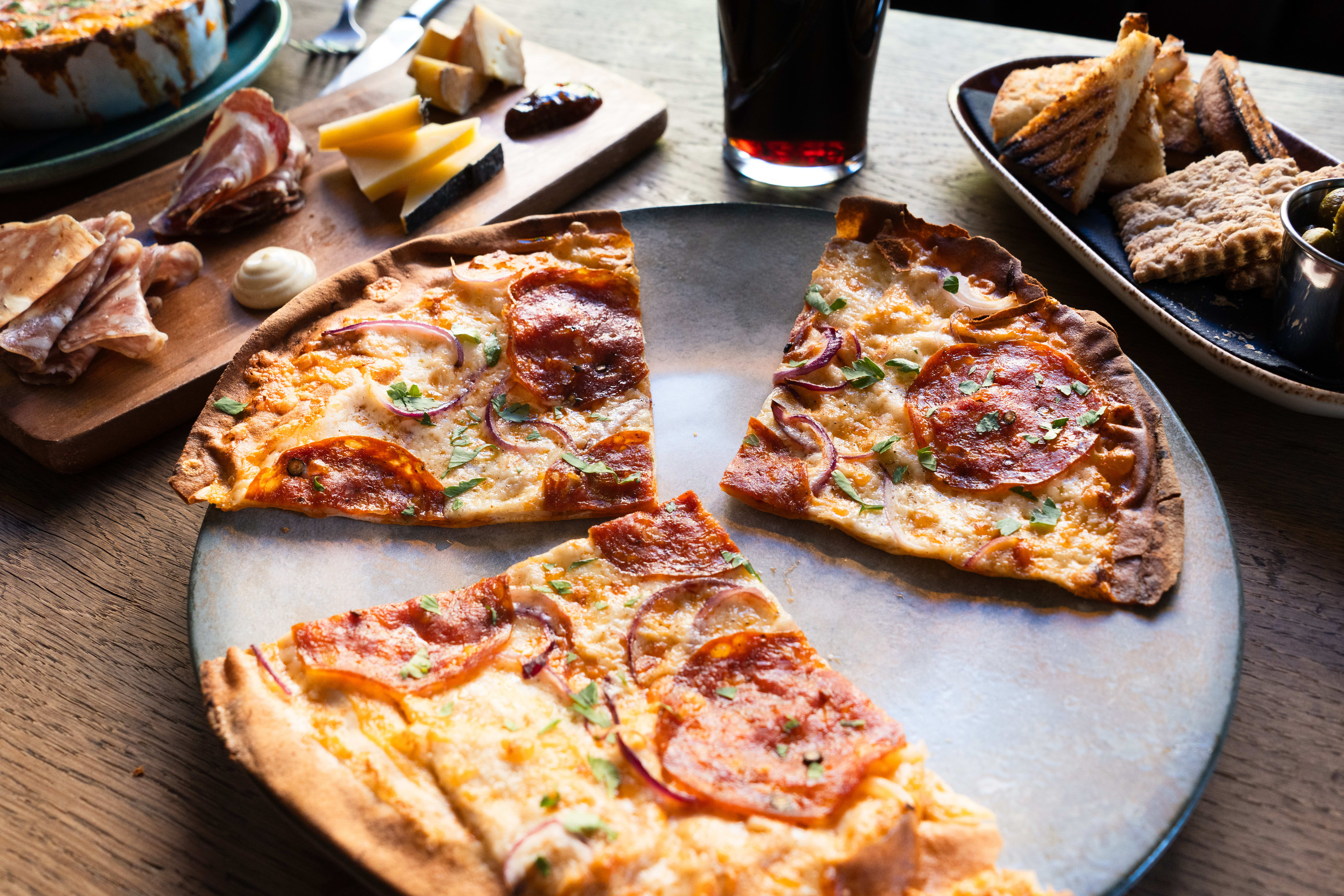 Libapizza med sterk salami.