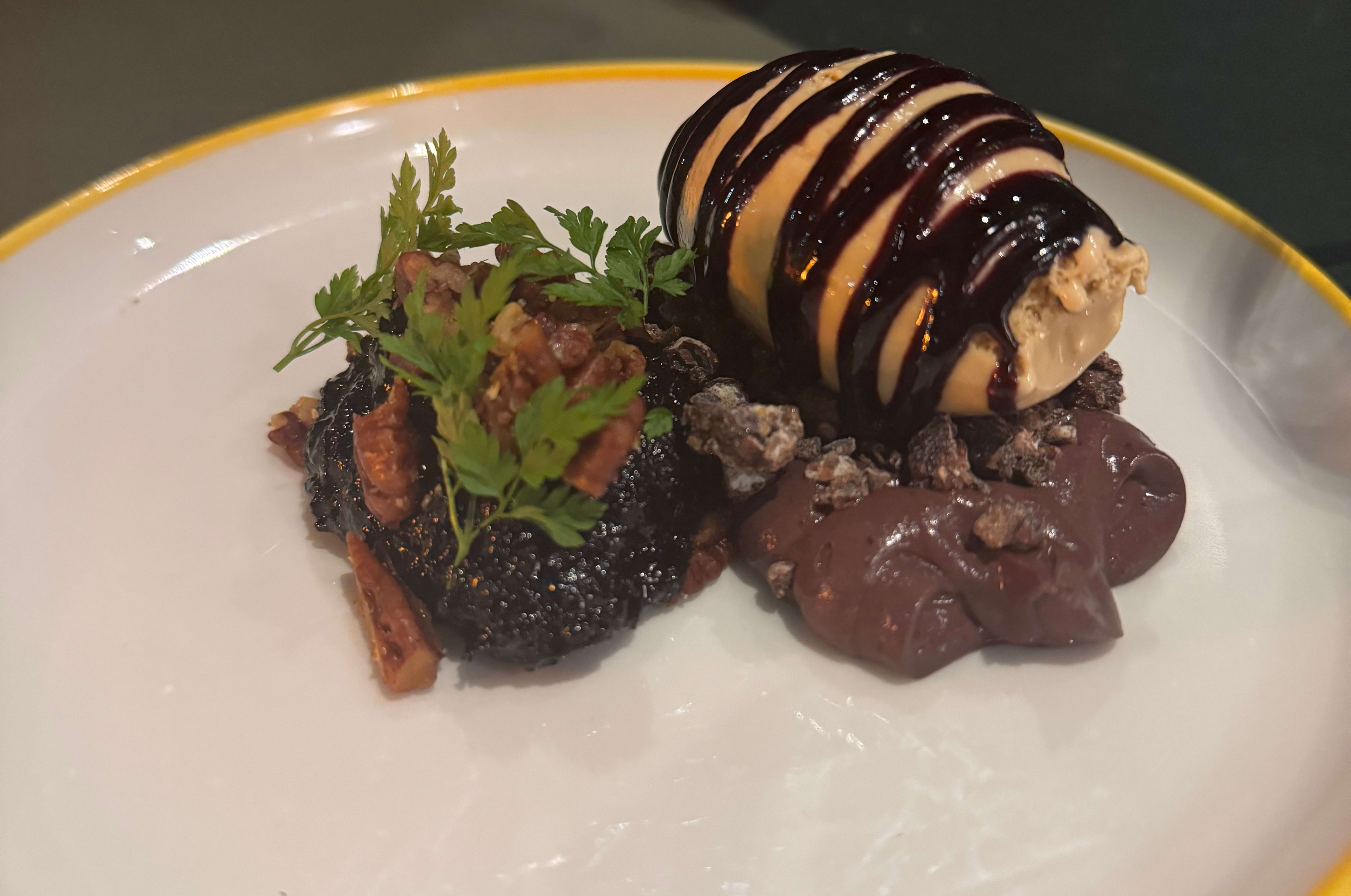 Sjokoladekrem med is og blåbær.