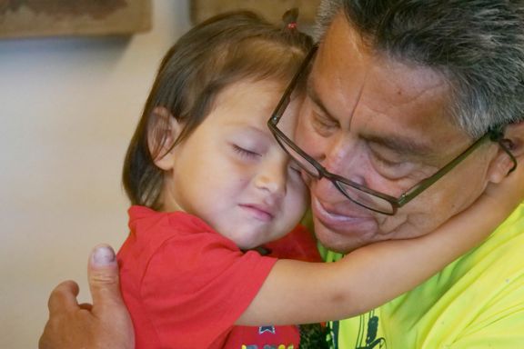 Han rømte fra kidnappere og vold i Guatemala. Nå søker han og datteren beskyttelse i USA. 