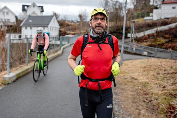 Alan Lewis har løpt hver dag i seks og et halvt år. Mange som vil unngå skader, har glemt én ting, ifølge fysiolog.