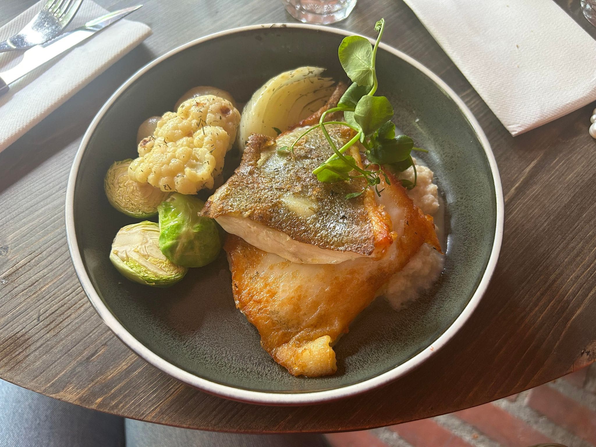 Piggvarens skinn er seigt og rosenkålen omtrent rå. 