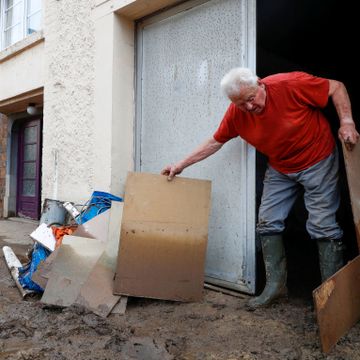 Nye oversvømmelser i Belgia: Minst 25 biler tatt av vannmasser