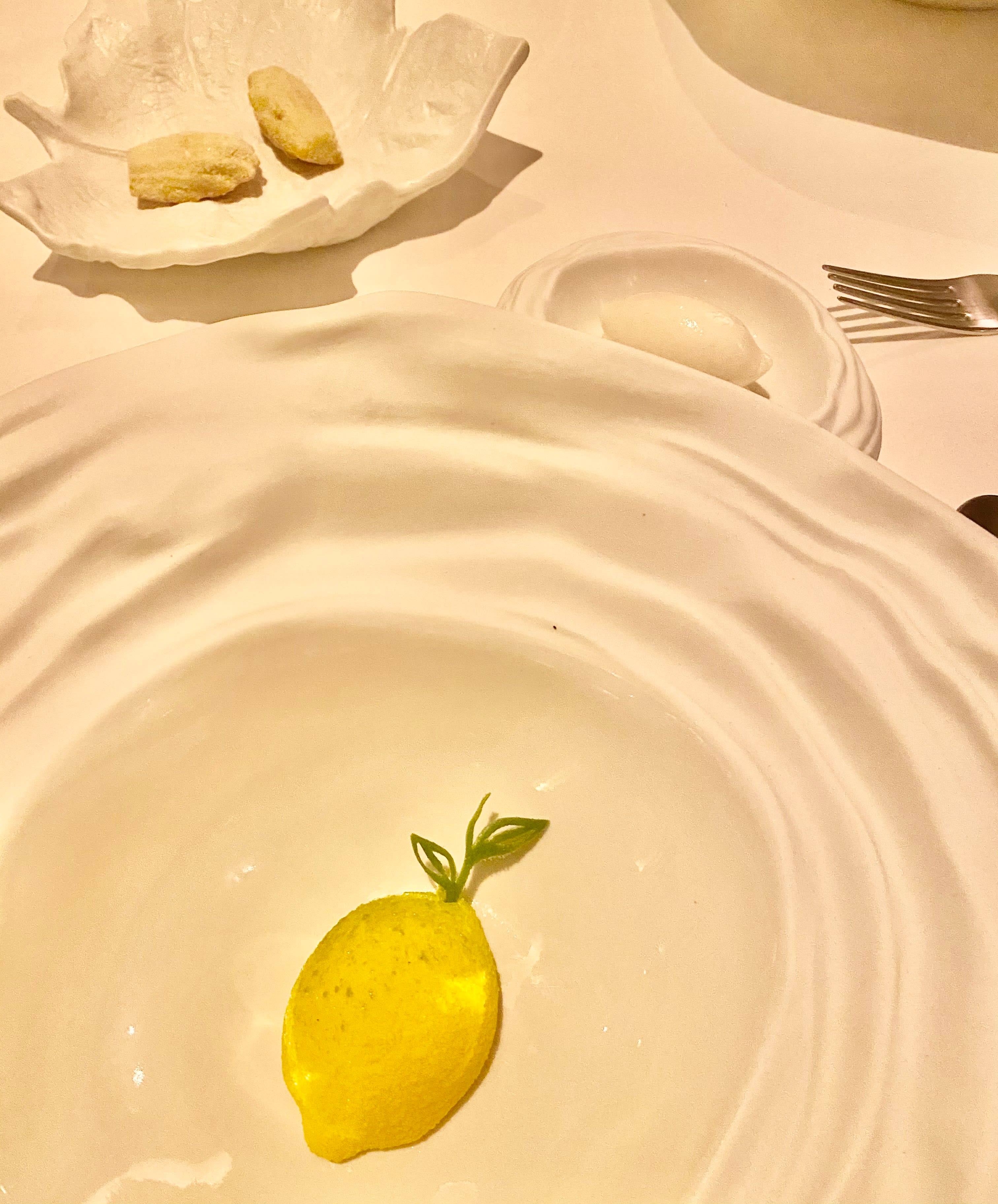 En vaniljekrem formet som en sitron med sorbet av Williamspære og Madeleines. 