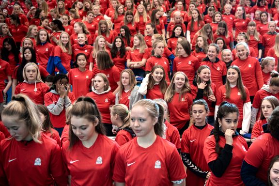 400 jentespillere samlet i Bergen: Fotballkretsen vil at de skal bli trenere, dommere og klubbledere 
