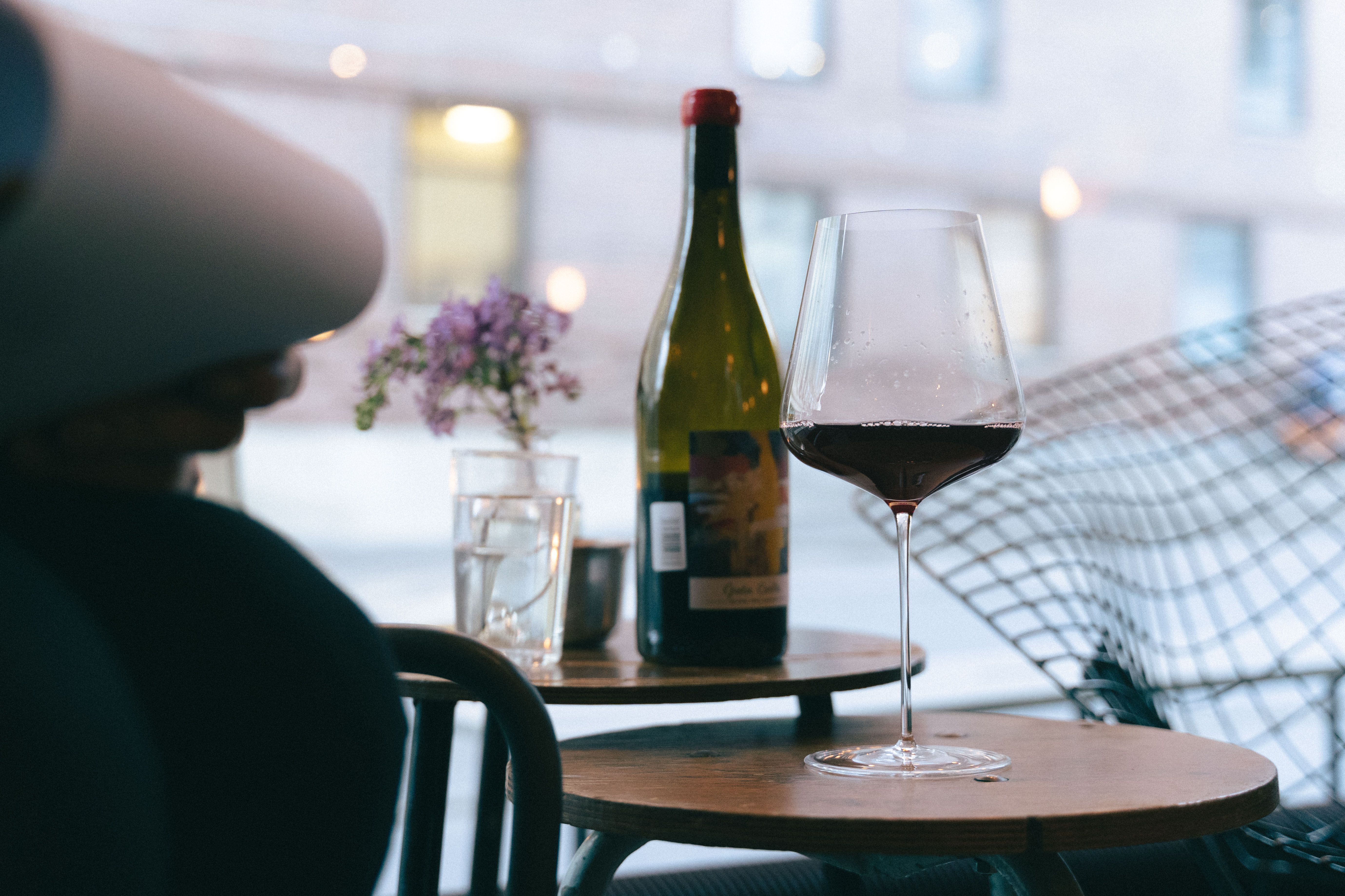 Er det bare oss, eller er vin på restaurant plutselig blitt veldig dyrt?