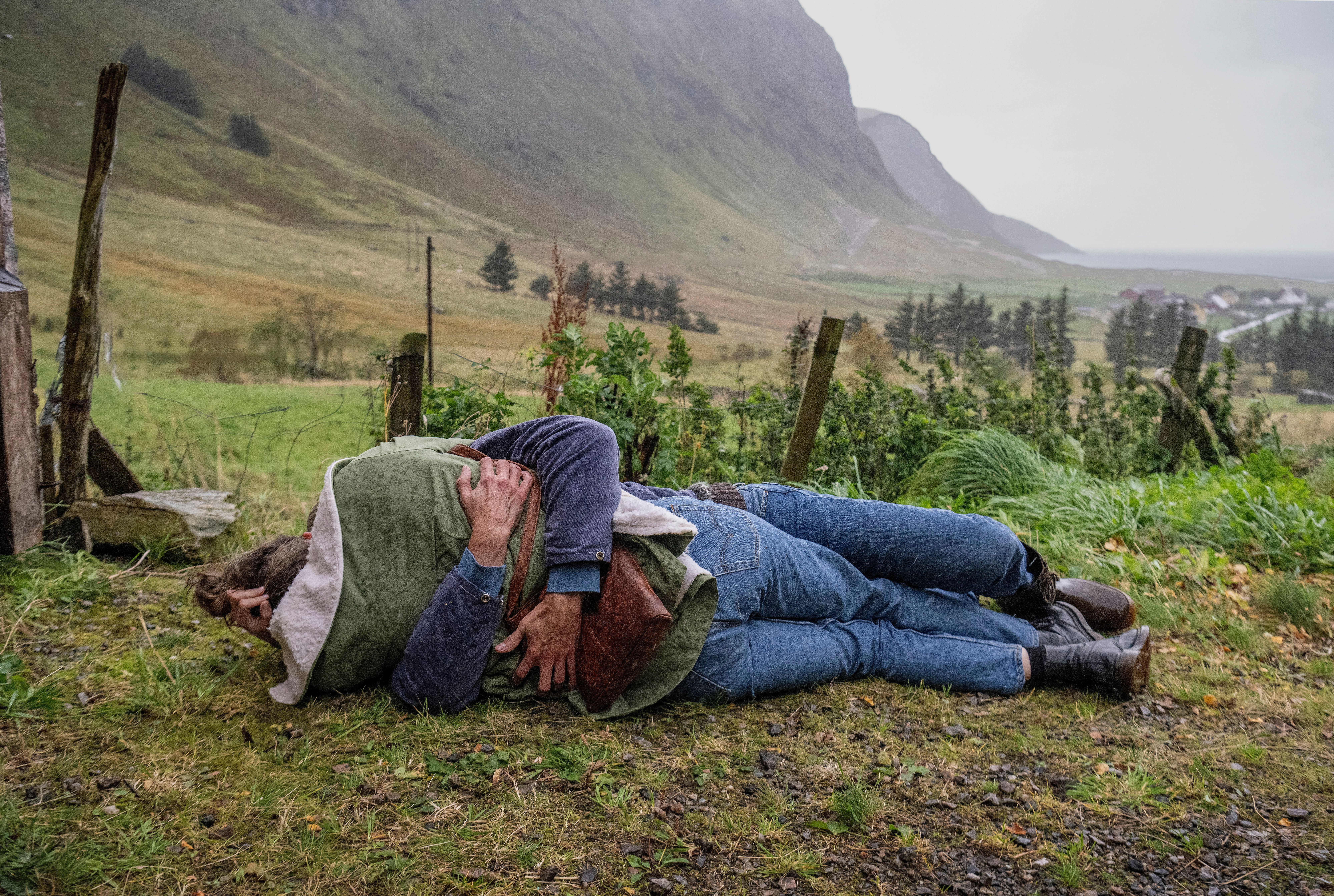 Bilder av tåke, regn og smale veier gjør landskapet til en aktiv kraft i fortellingen.