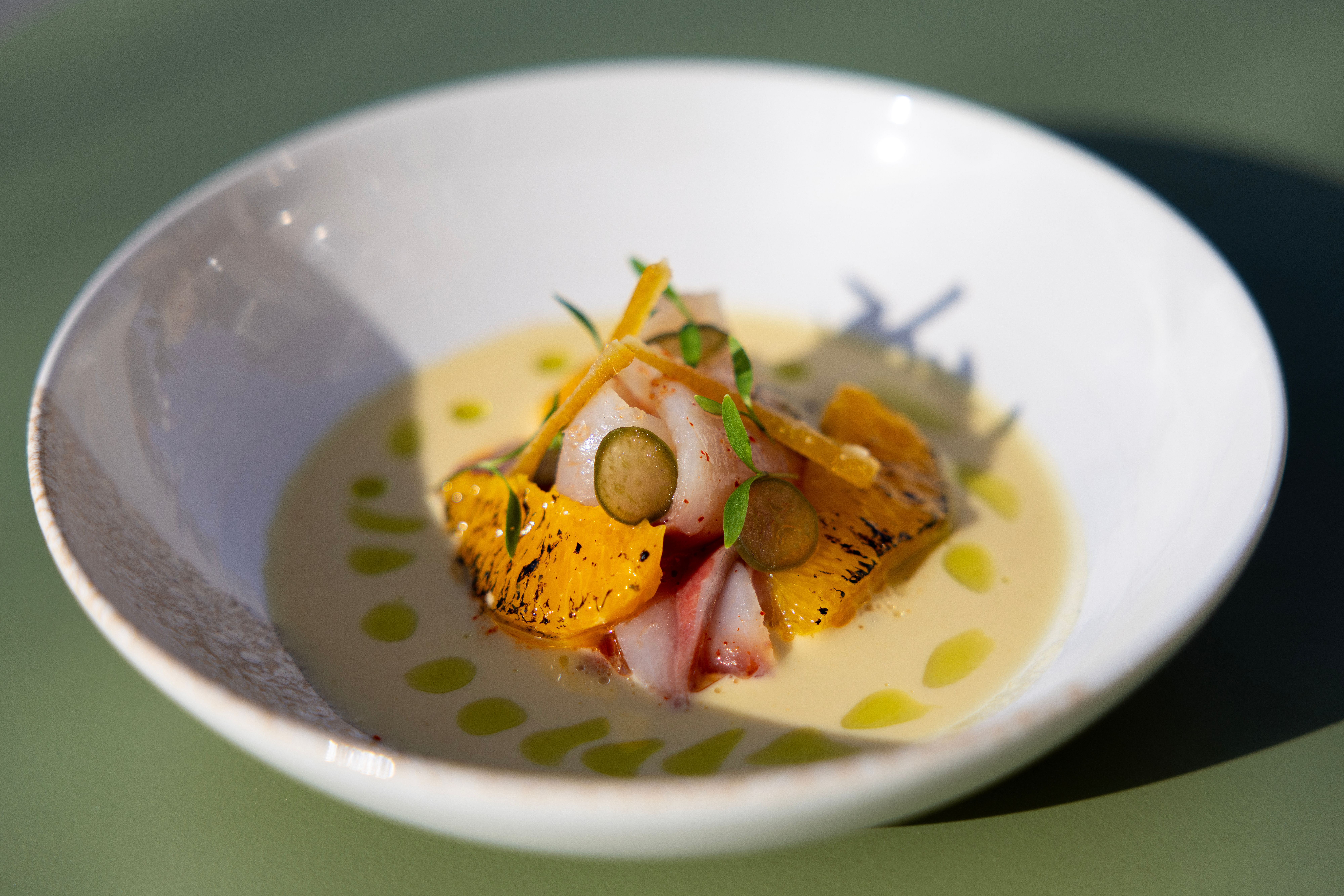 Hamachi med leche de tigre. En nydelig og godt balansert rett. Bare se på de appelsinbåtene! Slurp!