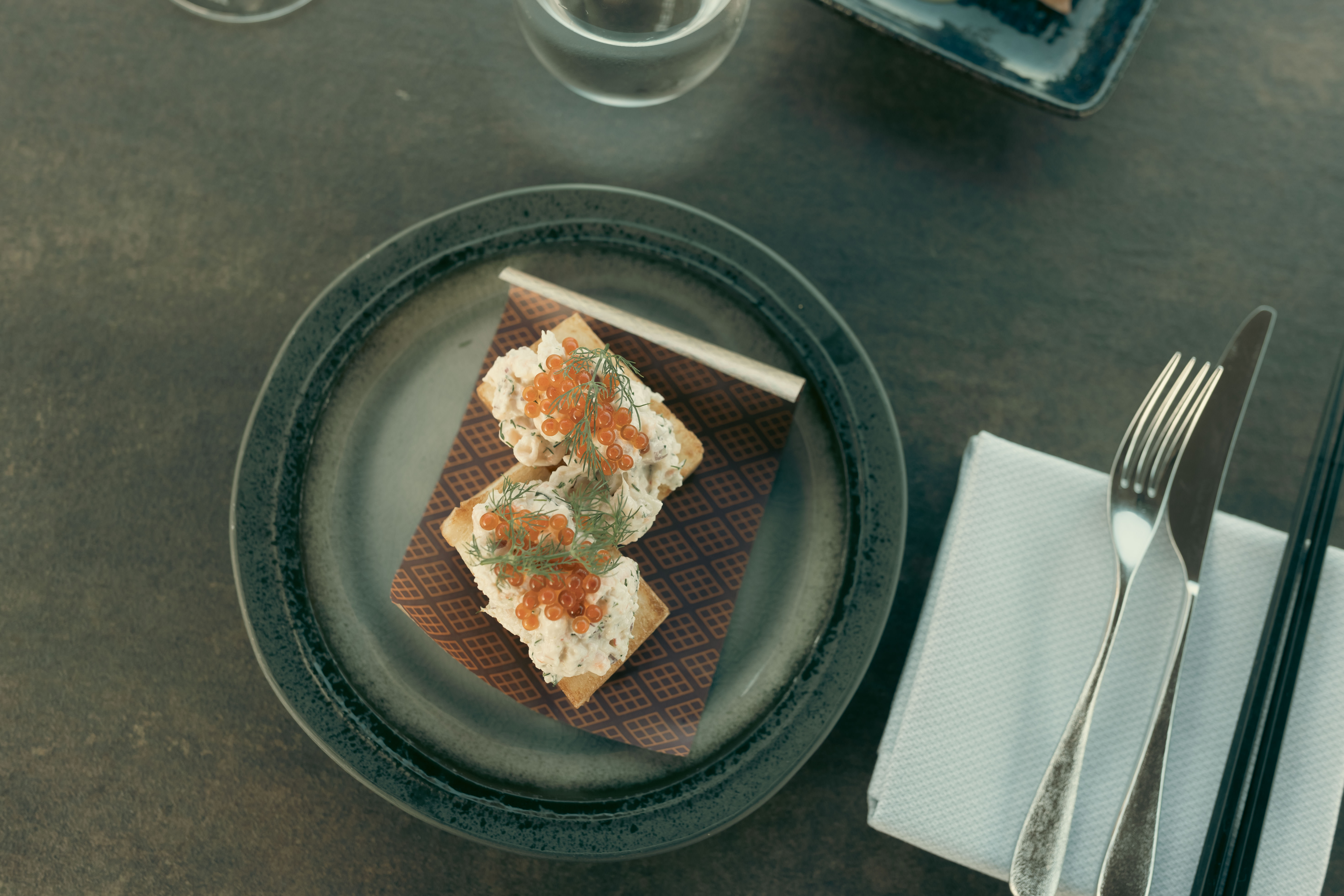 Skagensalat på søtt brød.