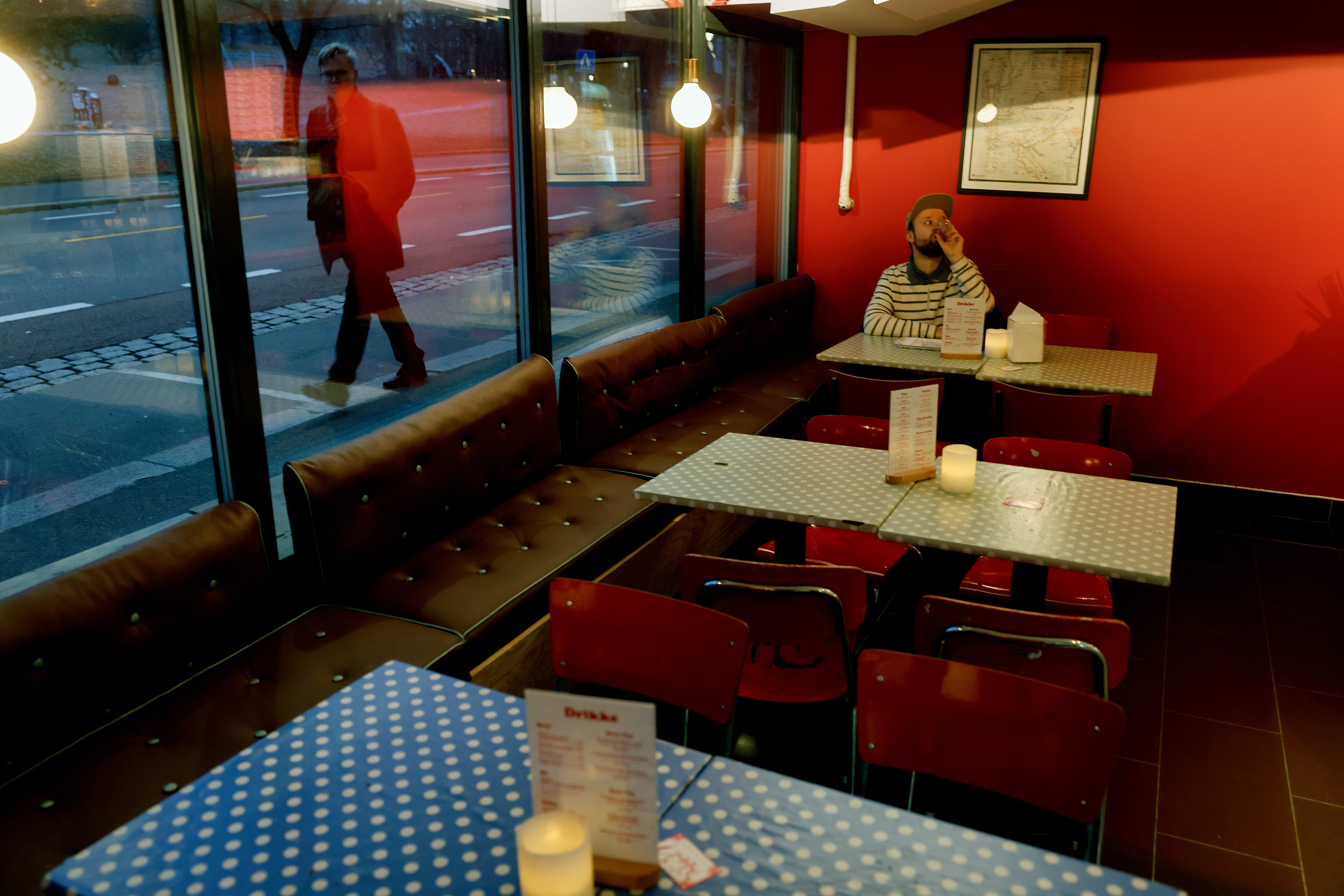 Restauranten har 4–5 bord, og innredningen kan minne litt om en amerikansk diner.