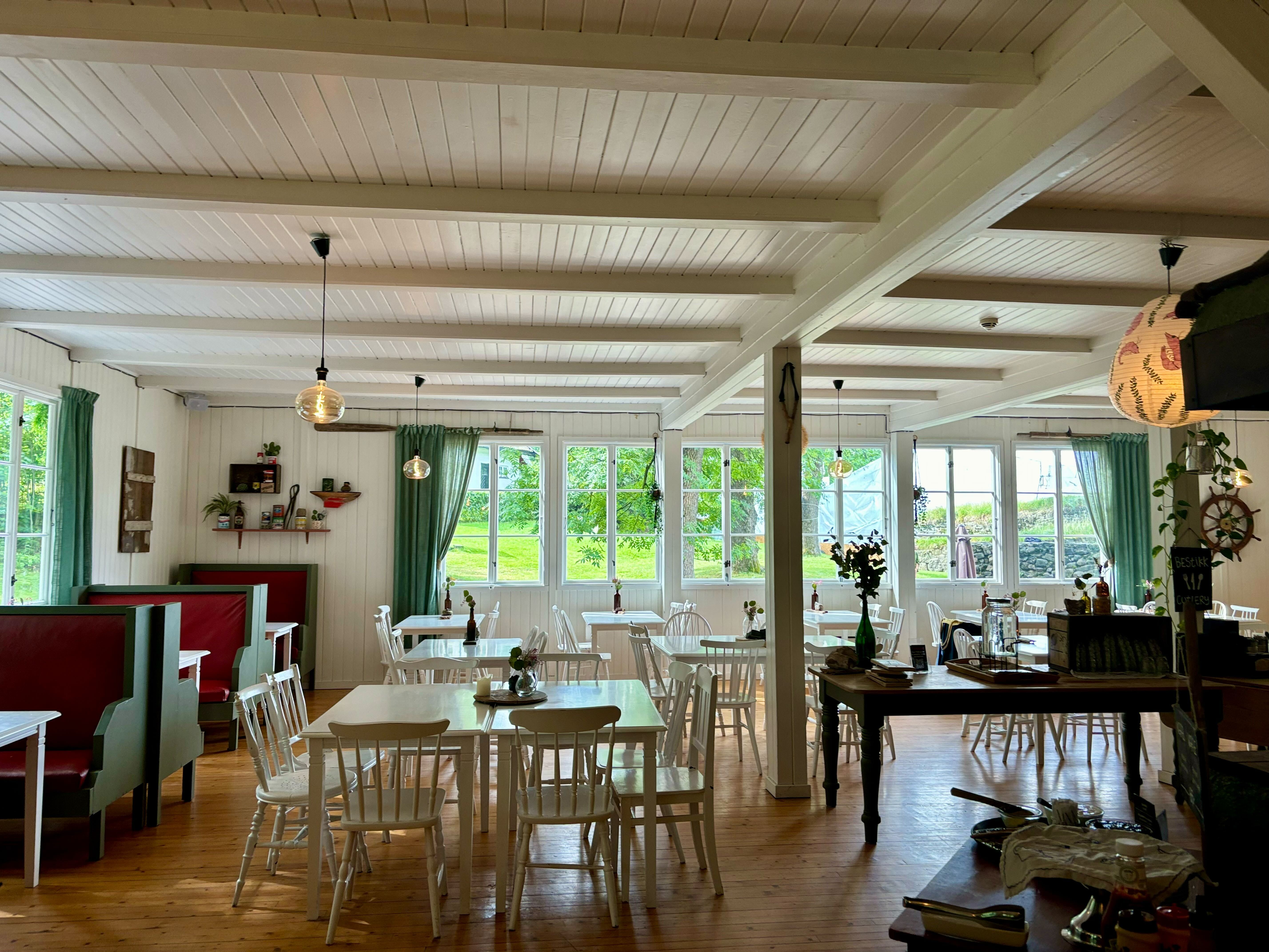 På Klosterkroa er det nesten like hyggelig inne som ute. Ikke la deg stoppe av dårlig vær. 