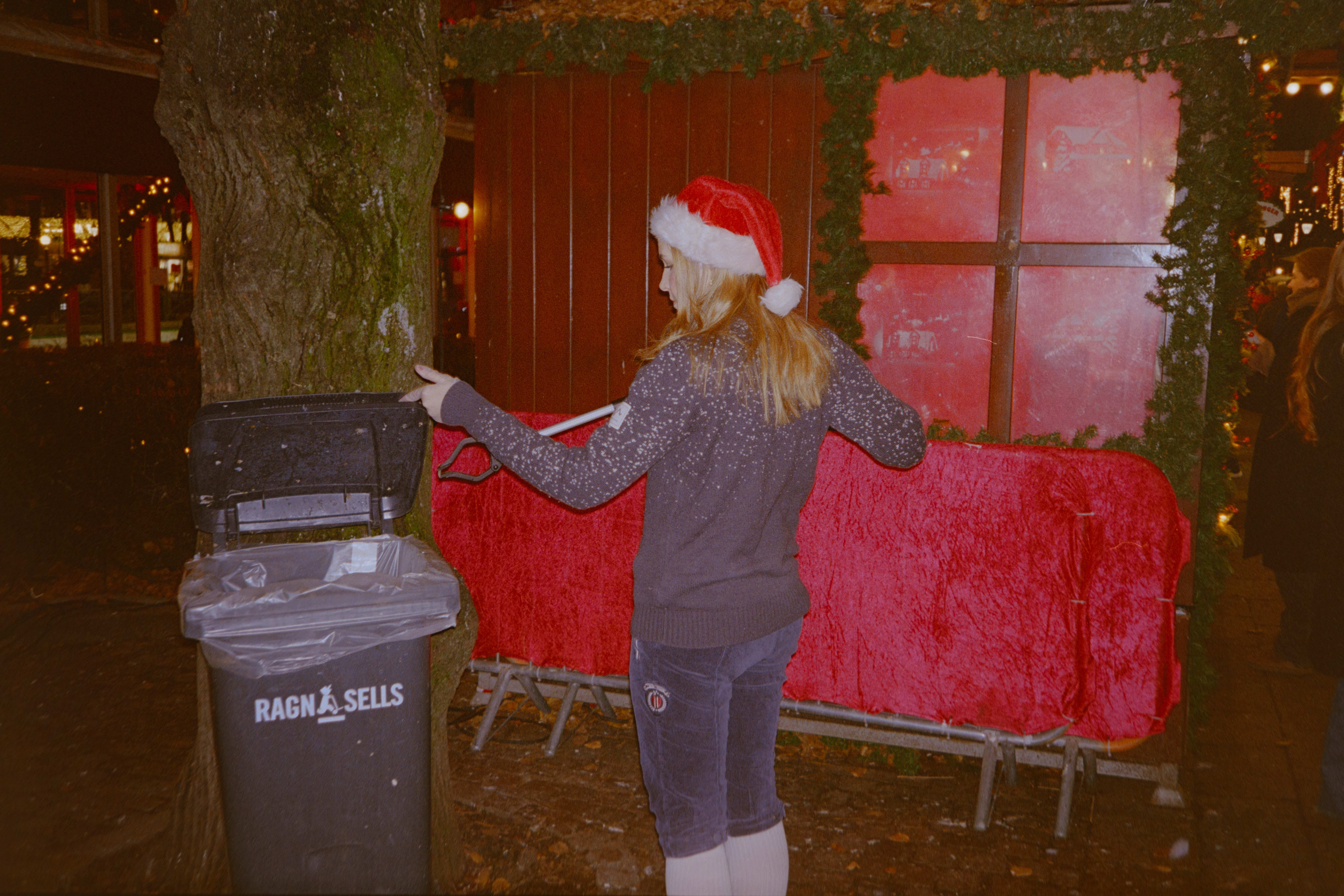 En nisse gjør de siste opprenskningene før stengetid. 