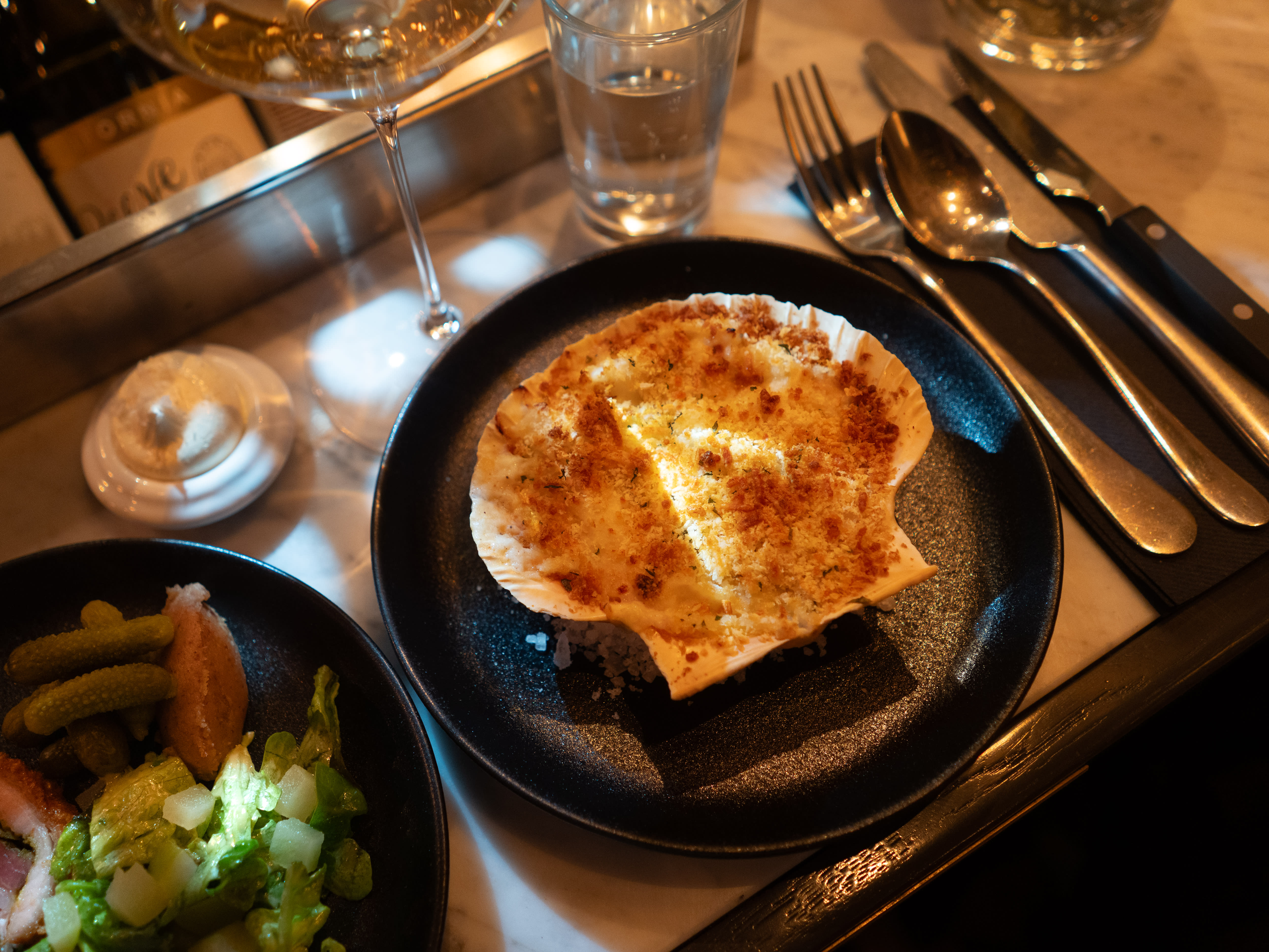 Gratinerte kamskjell.