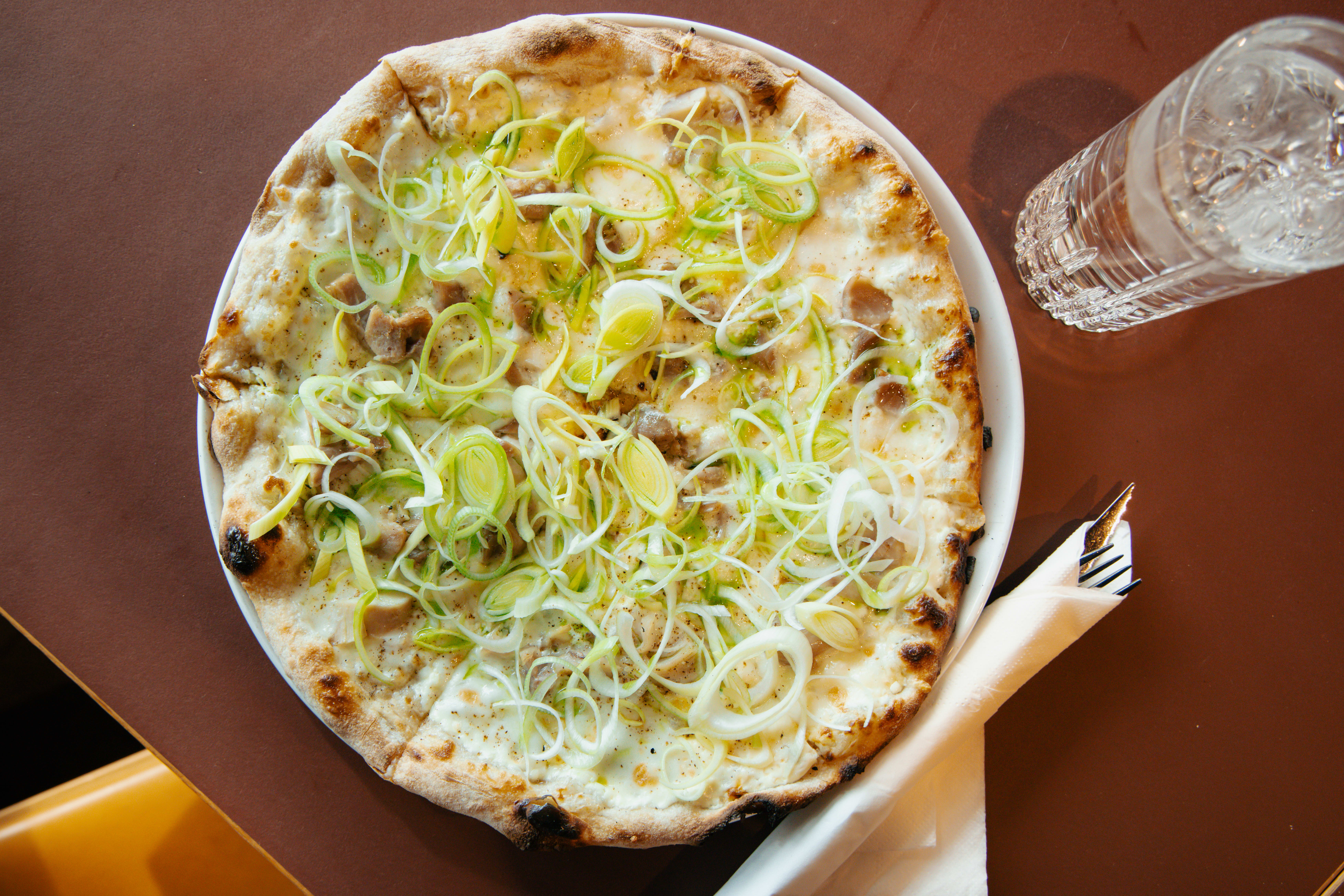 Purreløk er deilig på pizza. Her sammen med kylling, mozzarella og honning. 