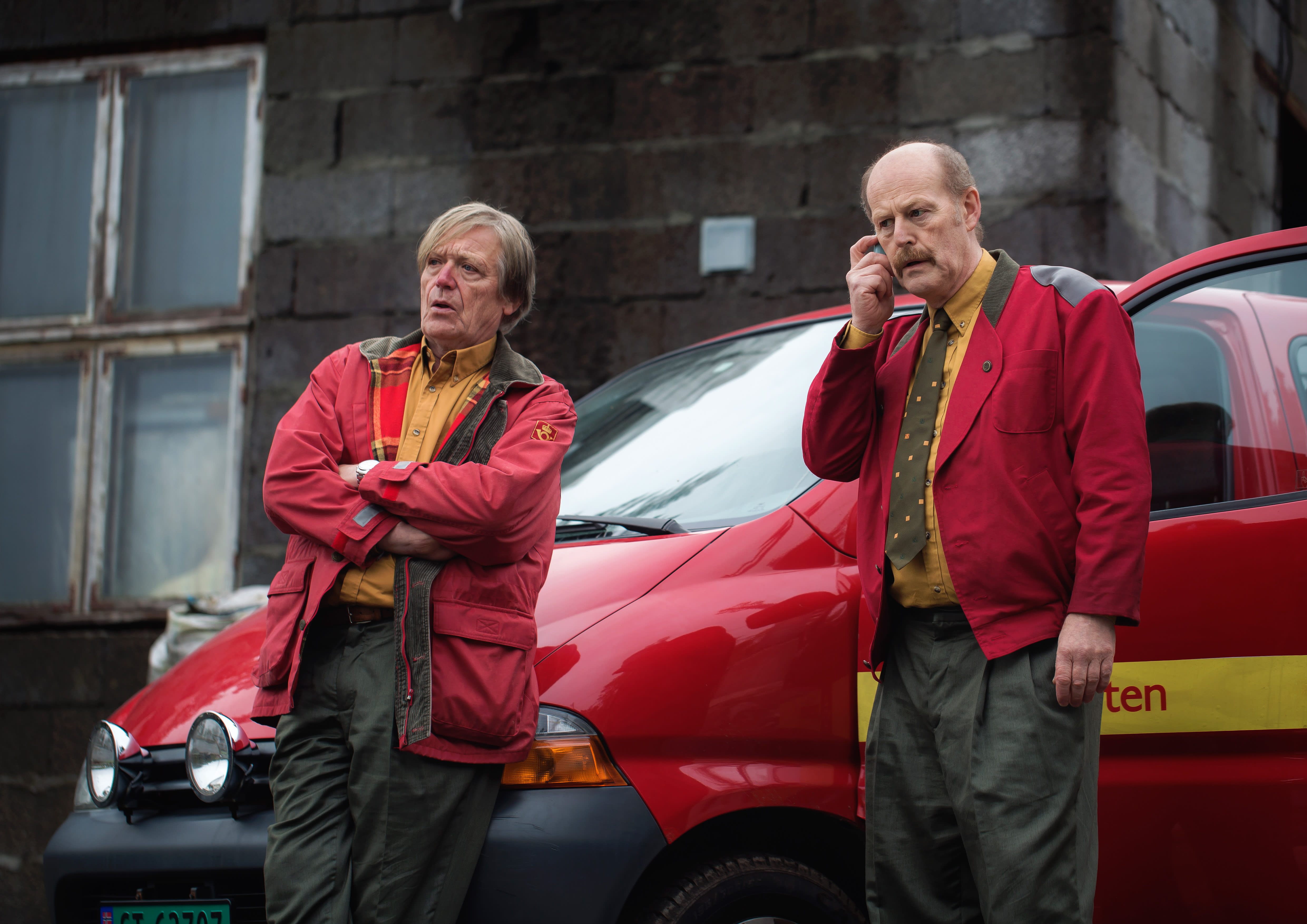 De lokale postbudene tar på seg jobben som detektiver fordi politiet viser seg å være udugelig. 