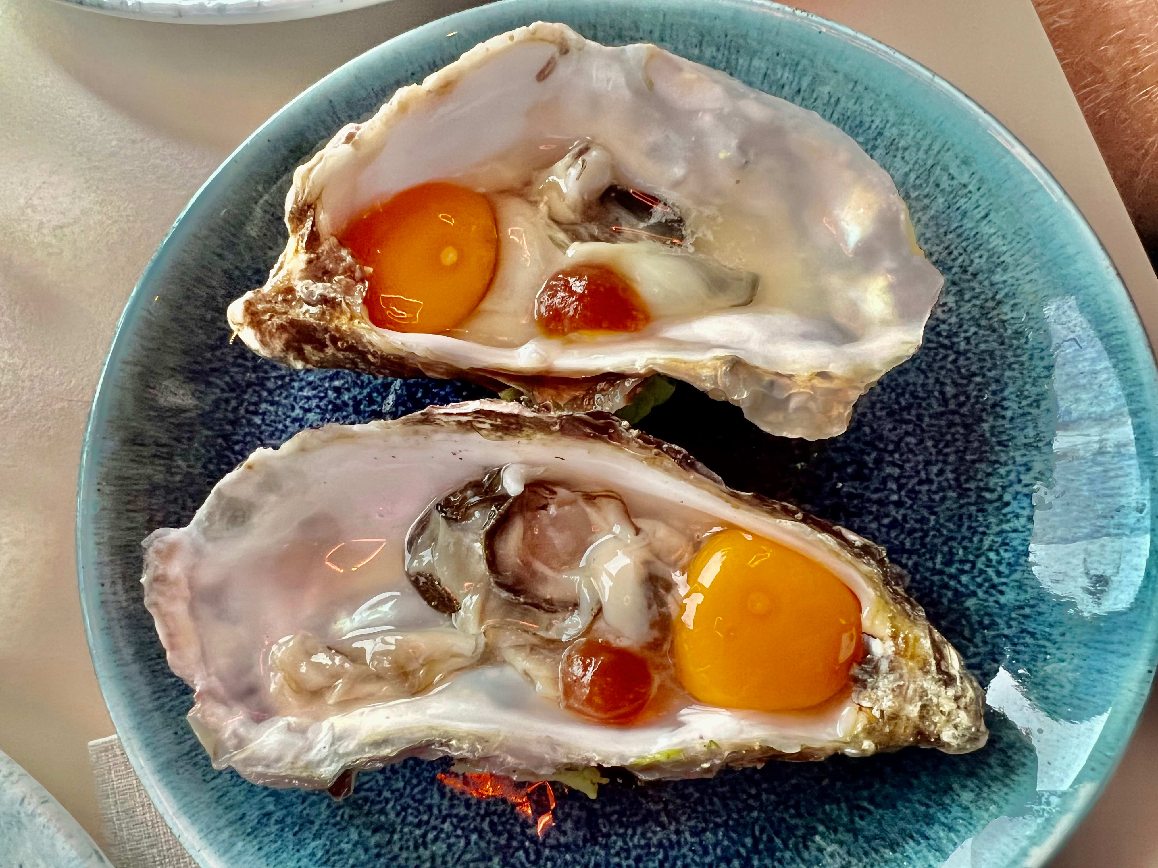 Østers med vaktelegg og limegelé. 