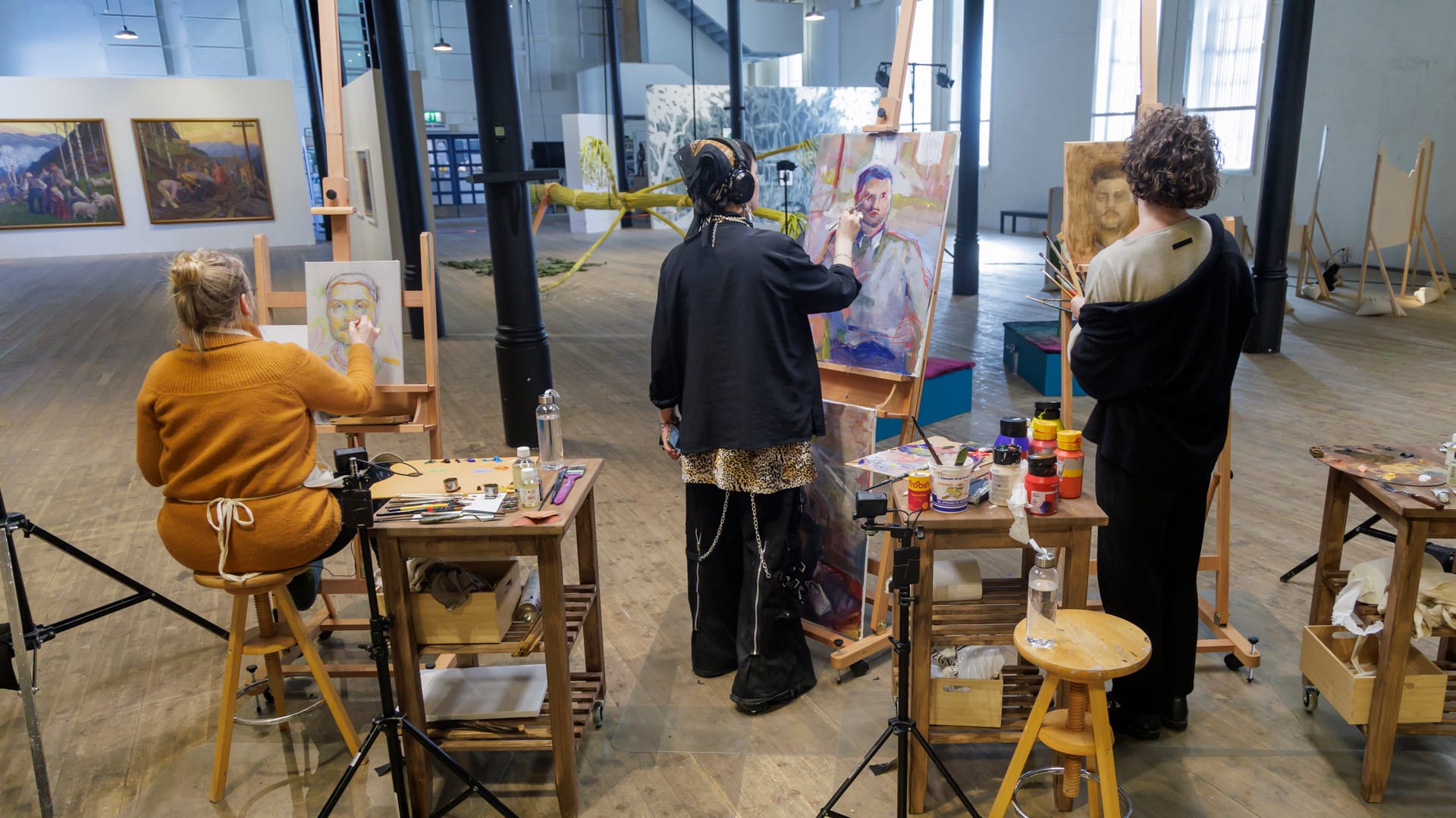 Artisten Stig Brenner blir portrettert av tre kunstnere på Telemark kunstmuseum i Notodden. Fra venstre: Elin Therese Eriksen (47), Eva Hansen Sjøvold (21) og Einar Johan Limi (33). 