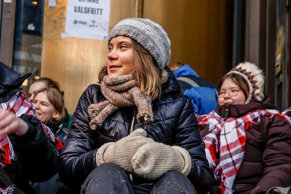 Klimaaktivisten Greta Thunberg kjemper mot vindmøller
