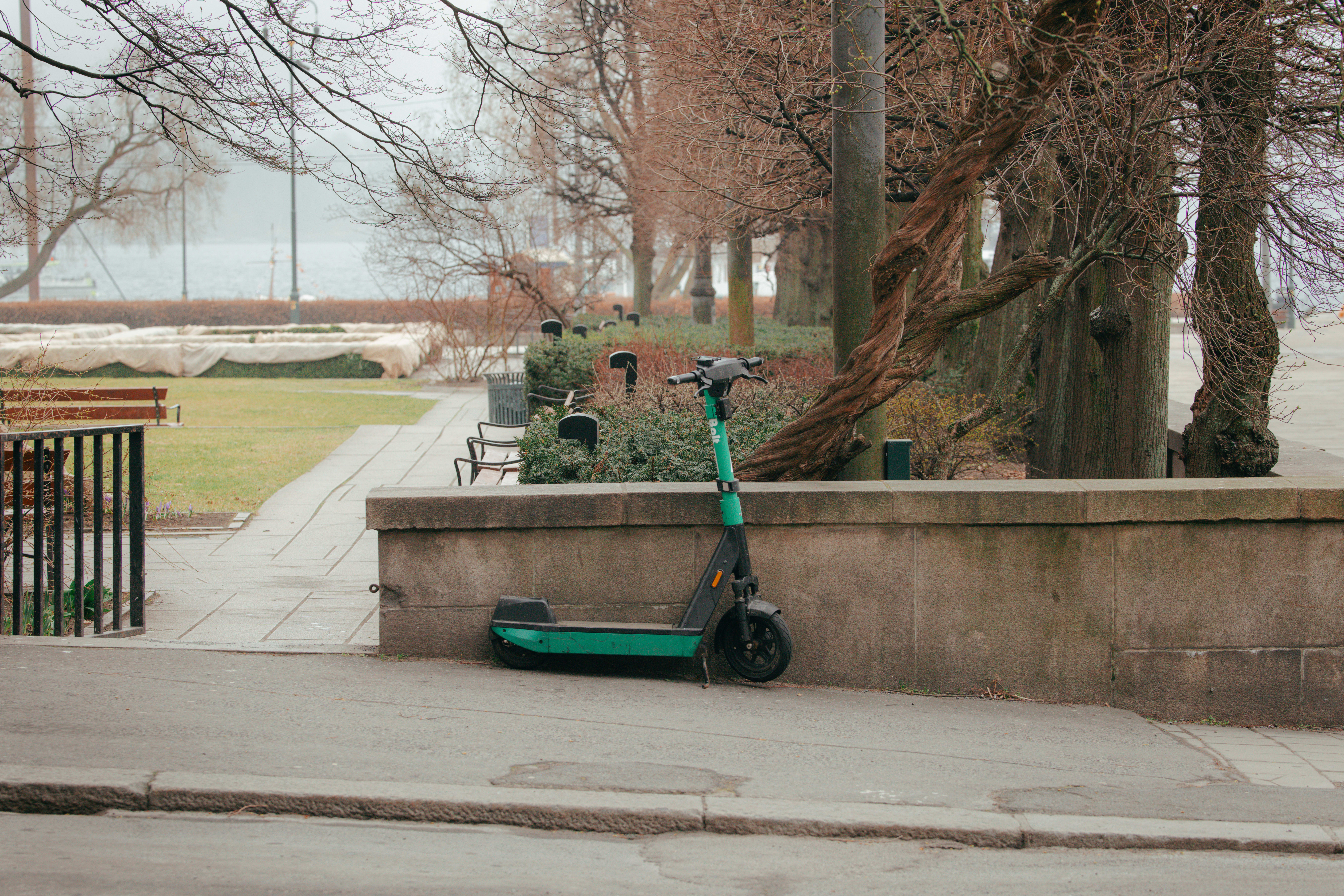 En ensom sparkesykkel. Bortgjemt bevis. 