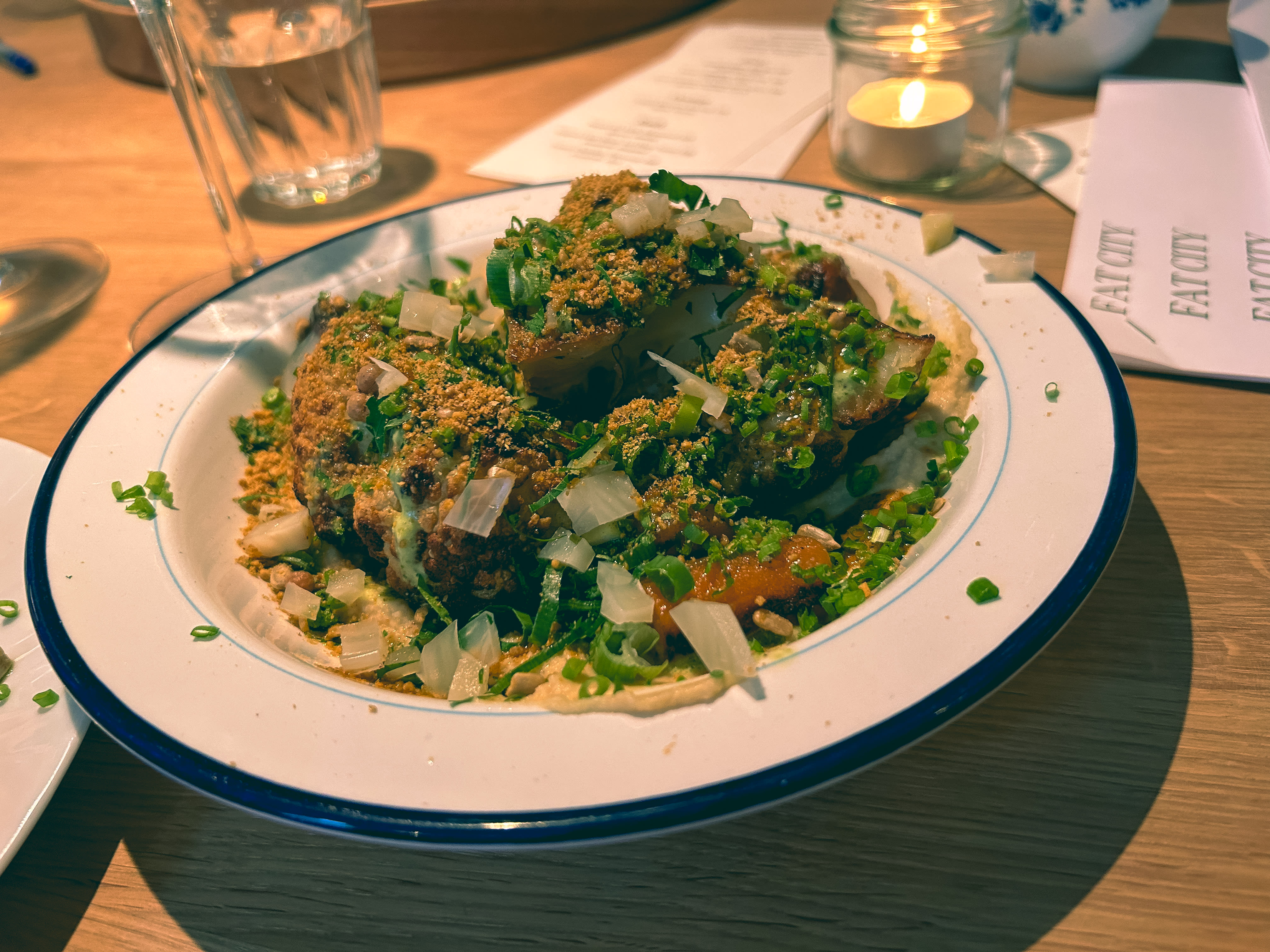 God hummus, overkokte grønnsaker. Håper kjøkkenet fikser det til neste gang. 