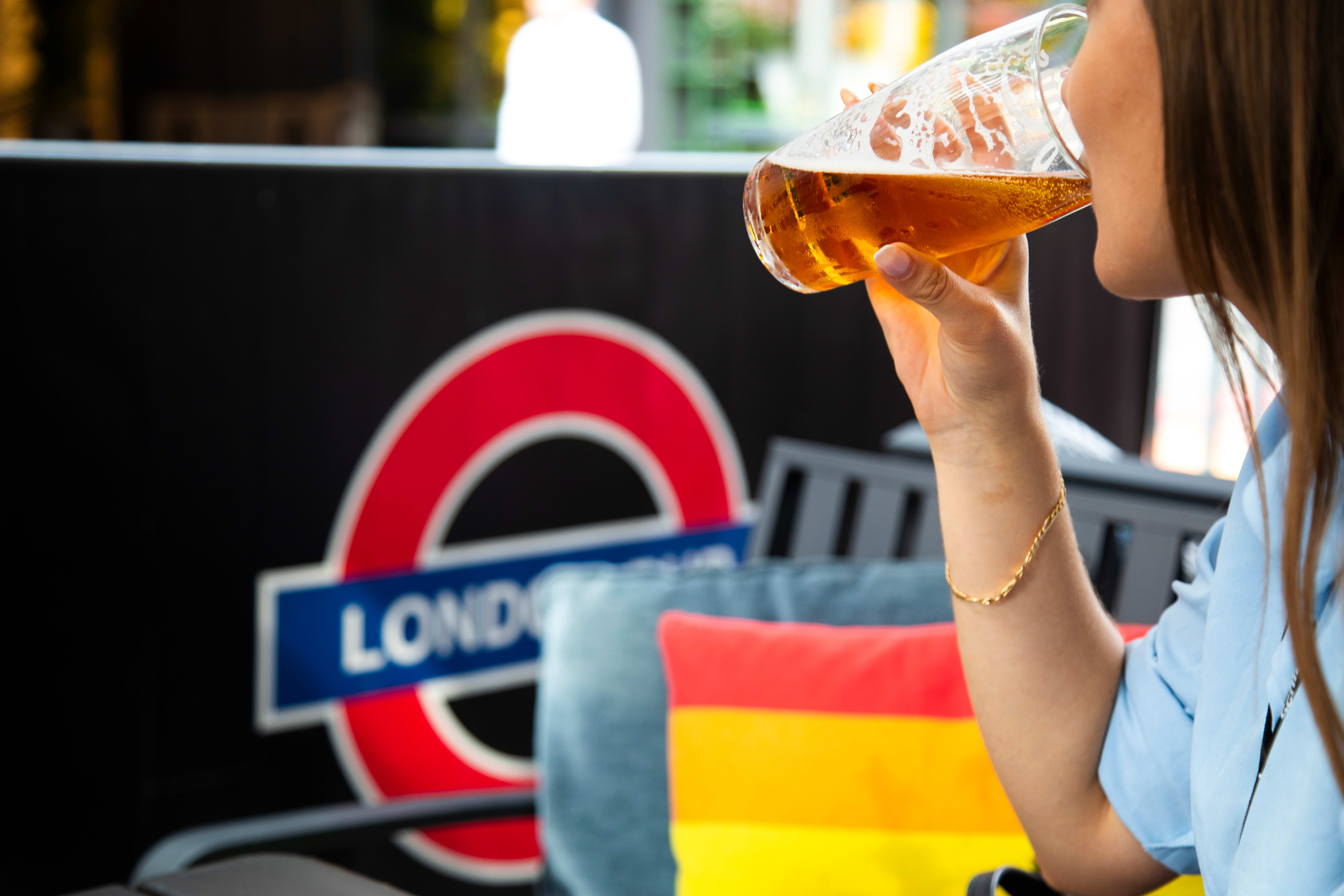 London Pub & Club har uteservering med sol litt utover ettermiddagen.