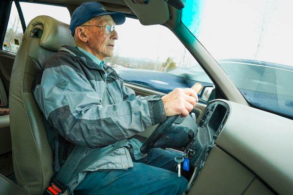 100-åringen har aldri vurdert å bytte bilmerke – nå kjører han trimmet turbo
