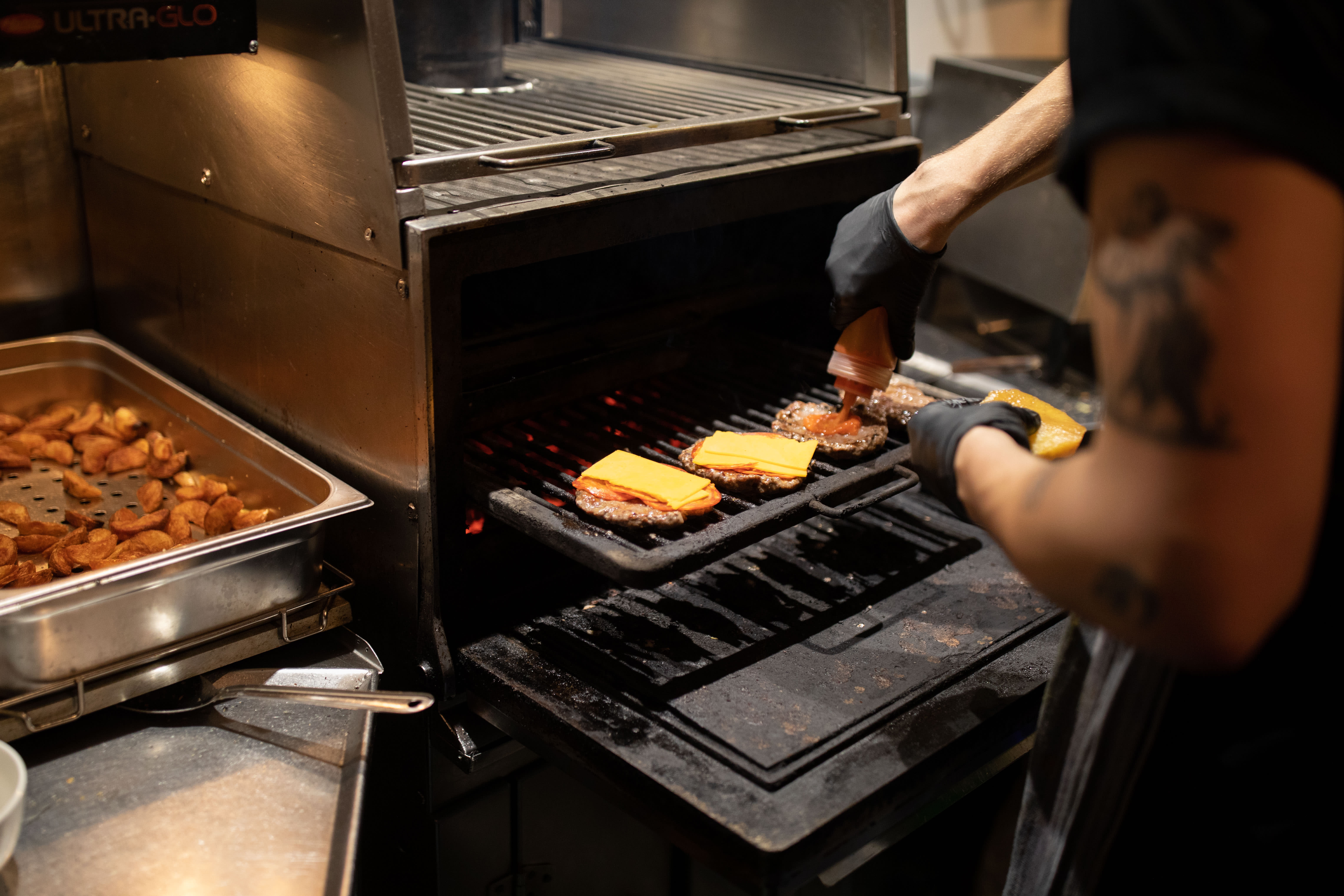 Illegal griller burgerne på en Josper, som er en skikkelig innendørs kullgrill. Det smaker man.