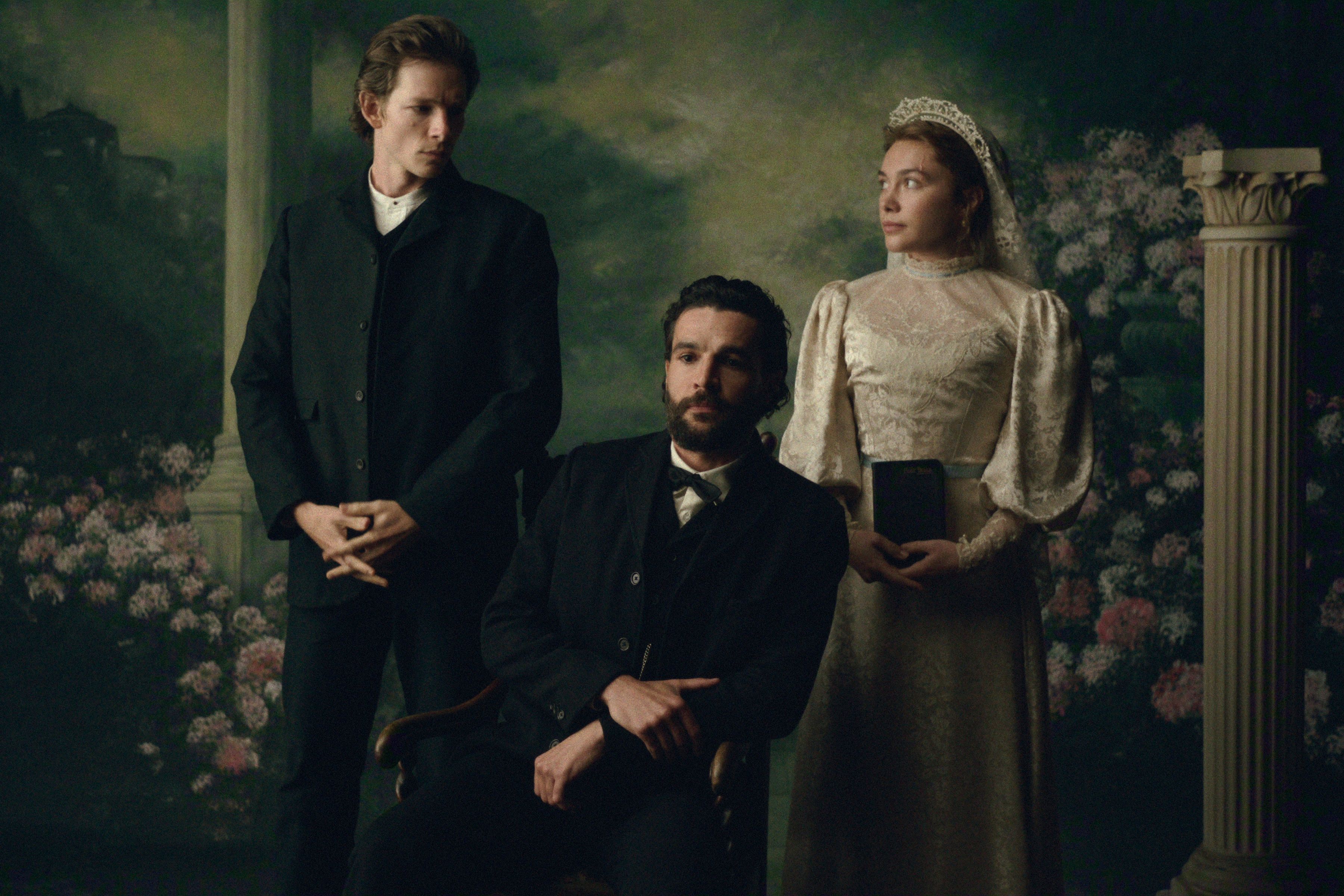 Mike Faist, Christopher Abbott og Florence Pugh i en scene fra serien.