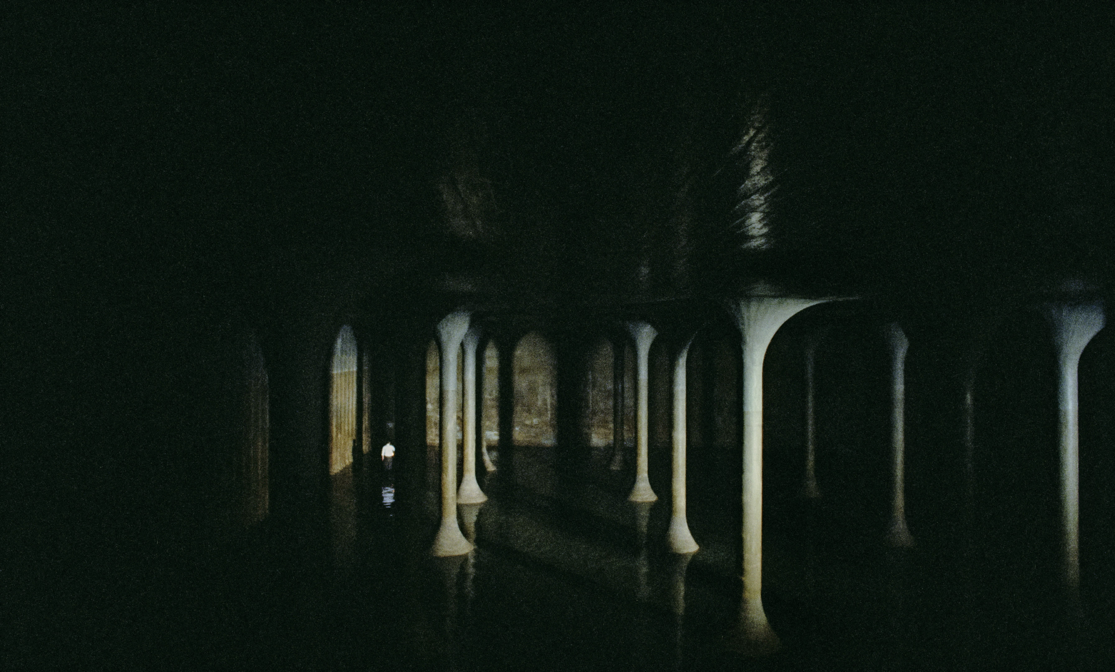 Mye av filmens spenning bunner i forventningen om å få se det ferdige resultatet av arkitektens arbeid.