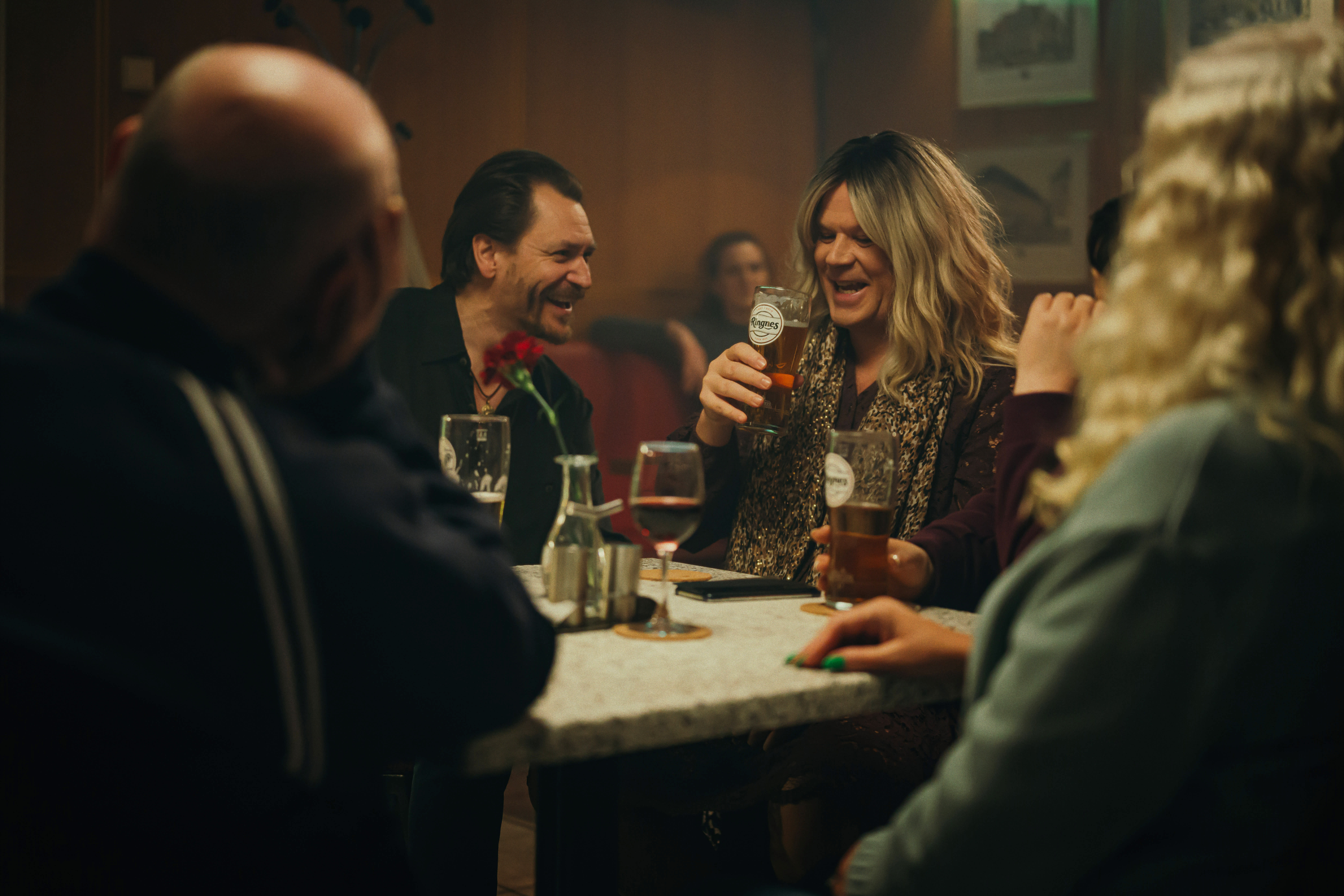 Berit blir kjent med en gjeng som møtes fast på puben, blant andre Ulf (Per Kjerstad) som mener at ensomhet er like skadelig som heroin. 