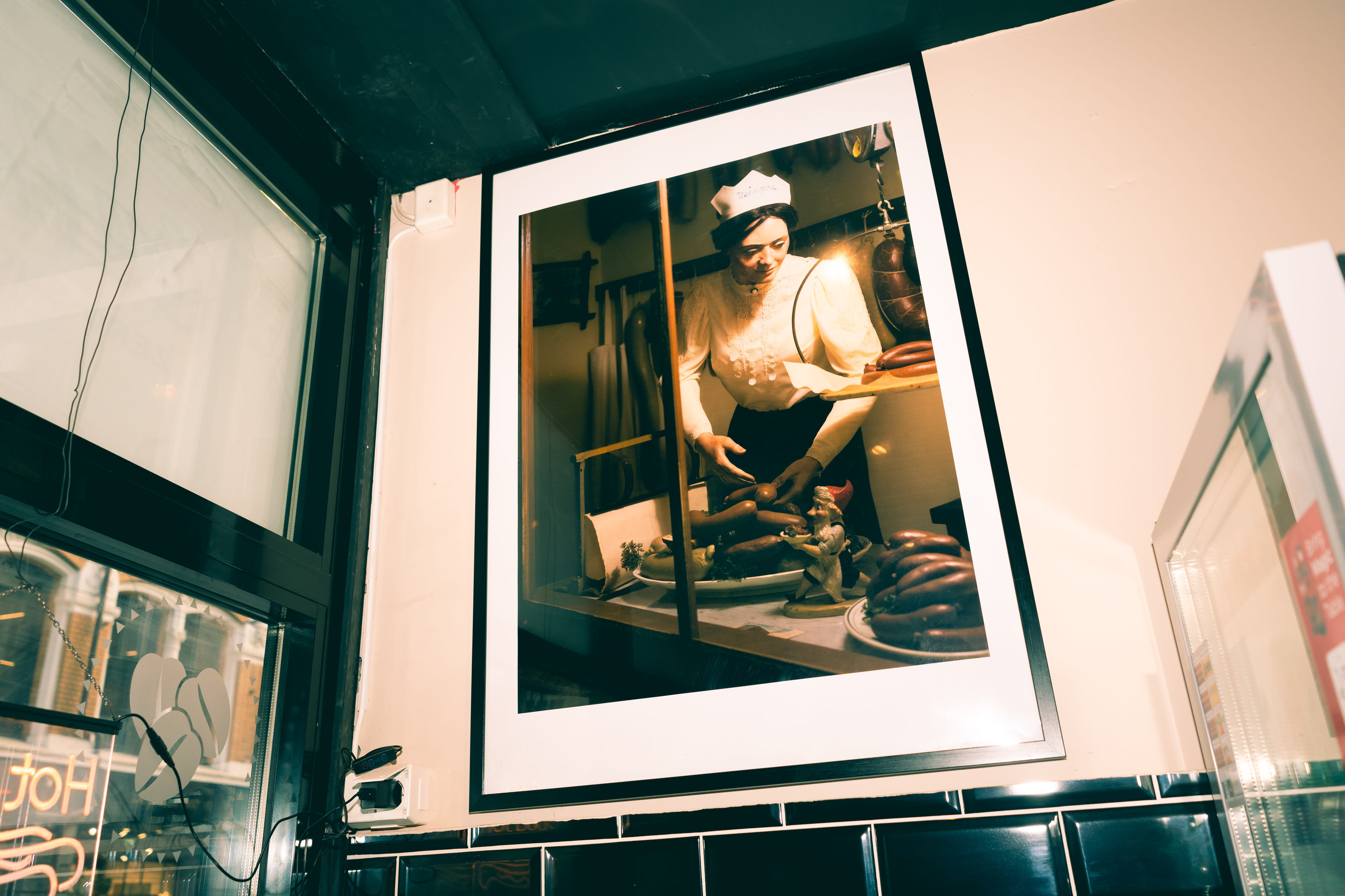 Pølsene serveres i baguette eller med potetmos. Men ikke av denne kvinnen.