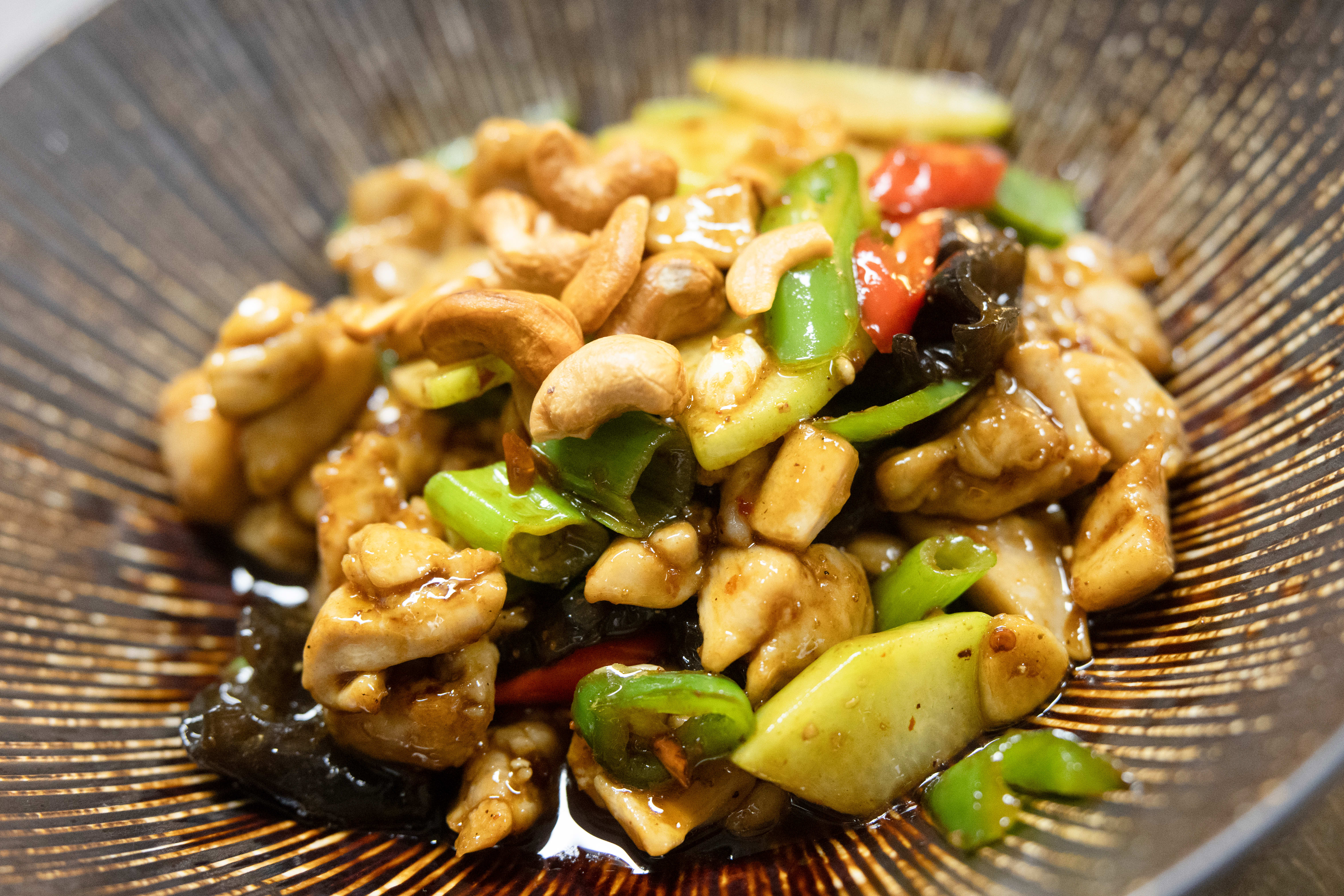 Sichuan chicken er en raus og god porsjon med masse cashewnøtter. 
