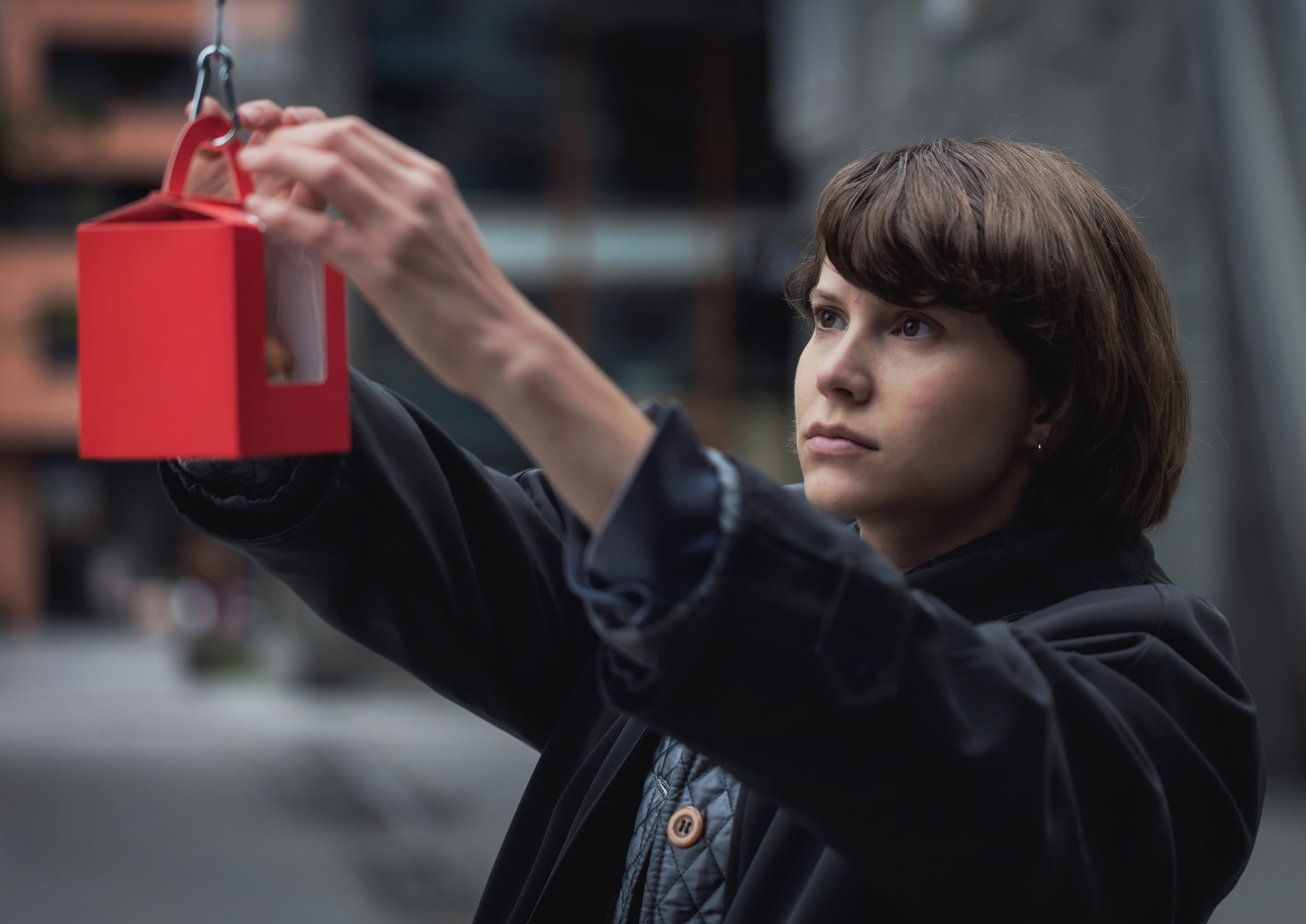Dronene leverer kaker og jager deg bort dersom du blir sittende på benken for lenge.