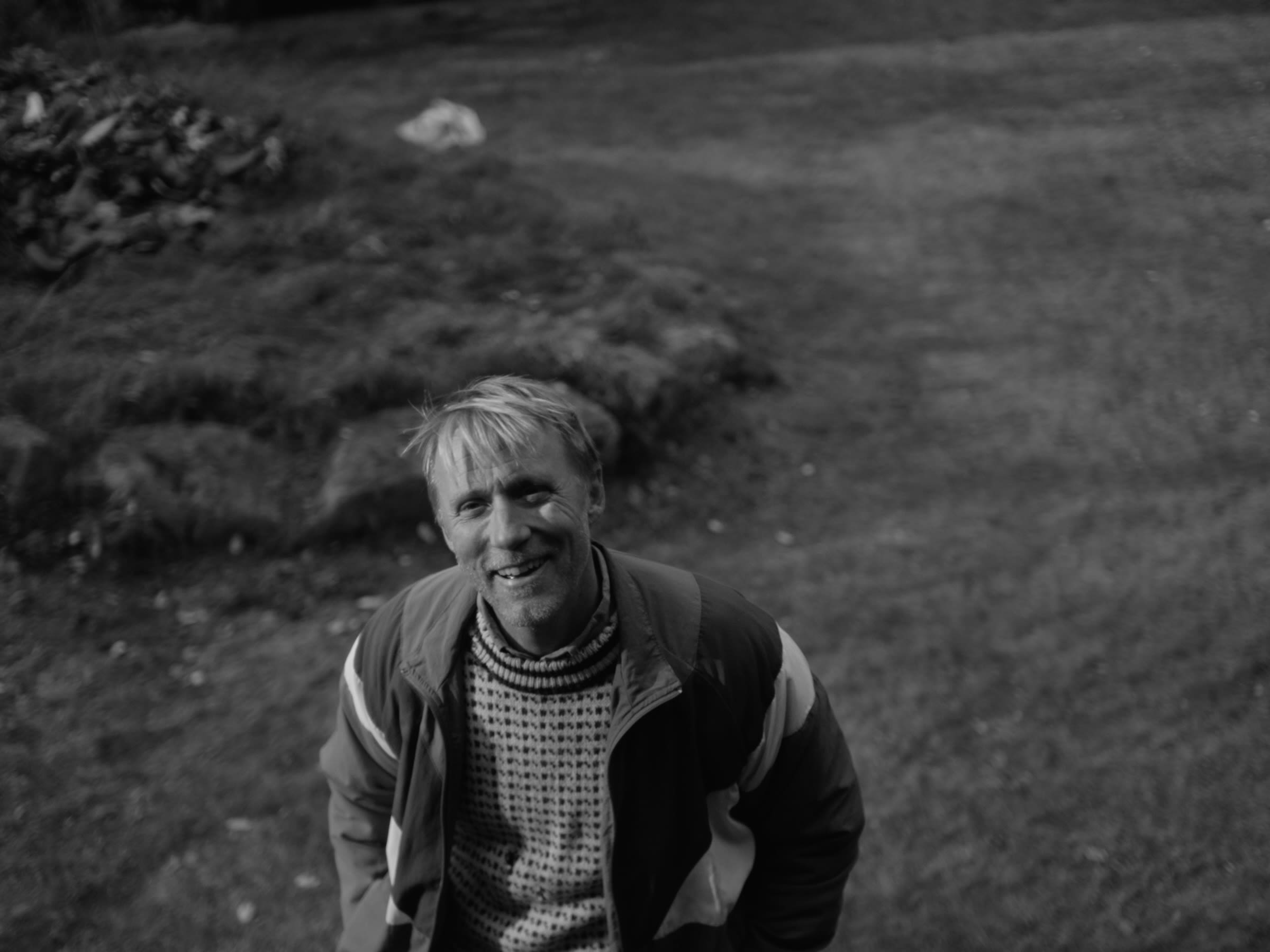 En fremmed (Thorbjørn Harr) dukker opp.