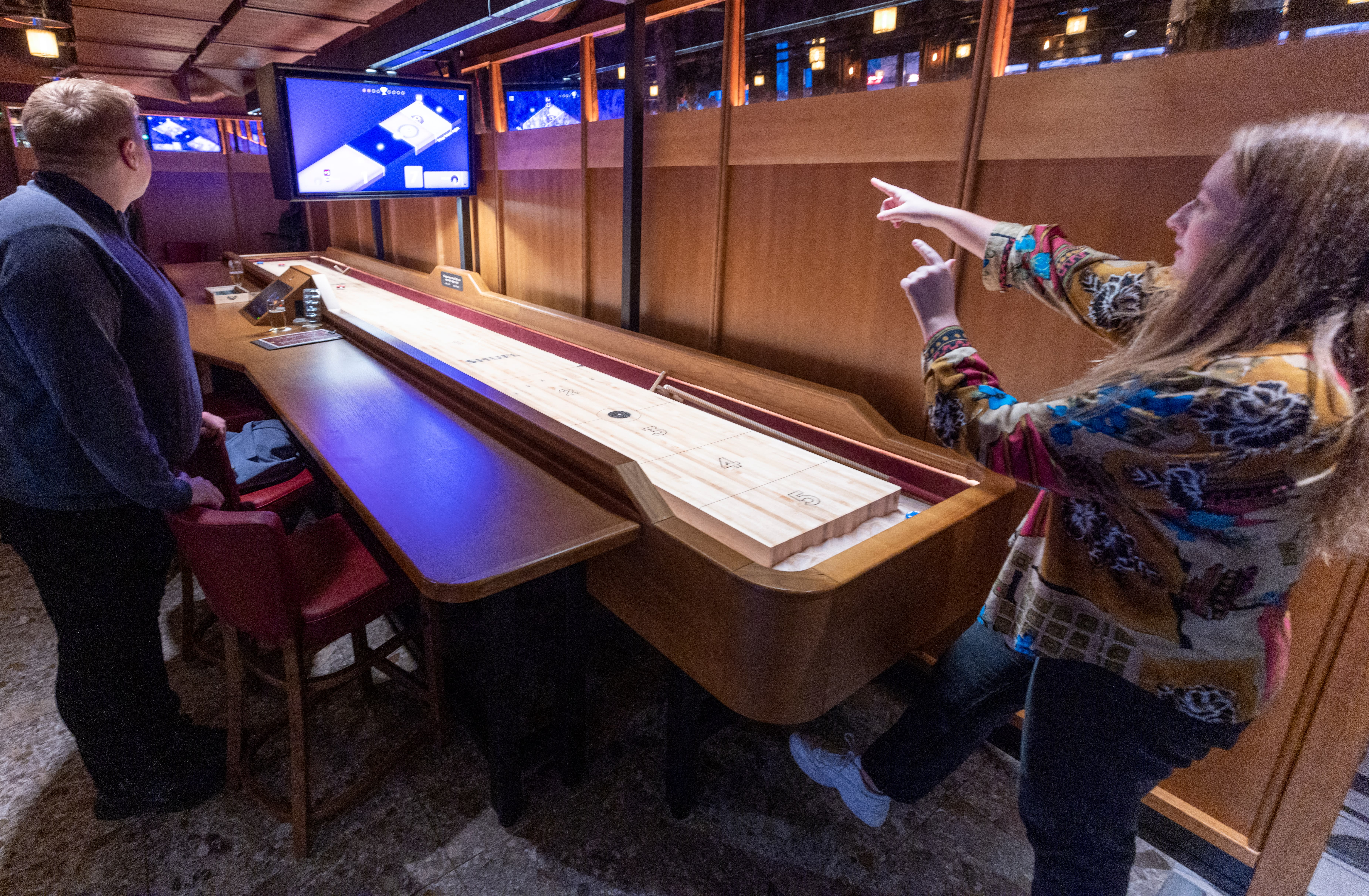 Mathias Brattås Remo og Maja Siqveland prøver seg frem på shuffleboardene på Shufl. 