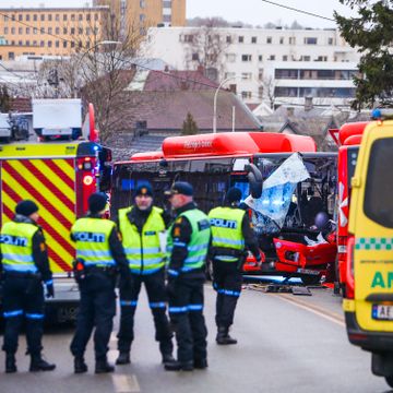 Bussjåfør i 50-årene omkom og flere skadet i frontkollisjon i Fredrikstad