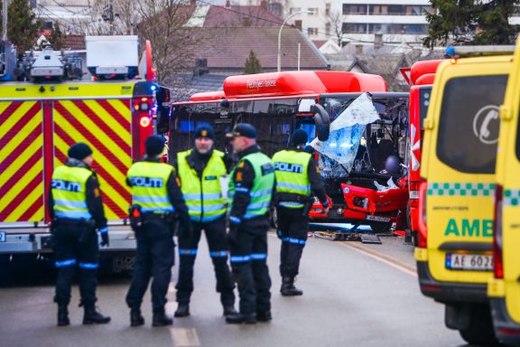 Bussjåfør i 50-årene omkom og flere skadet i frontkollisjon i Fredrikstad