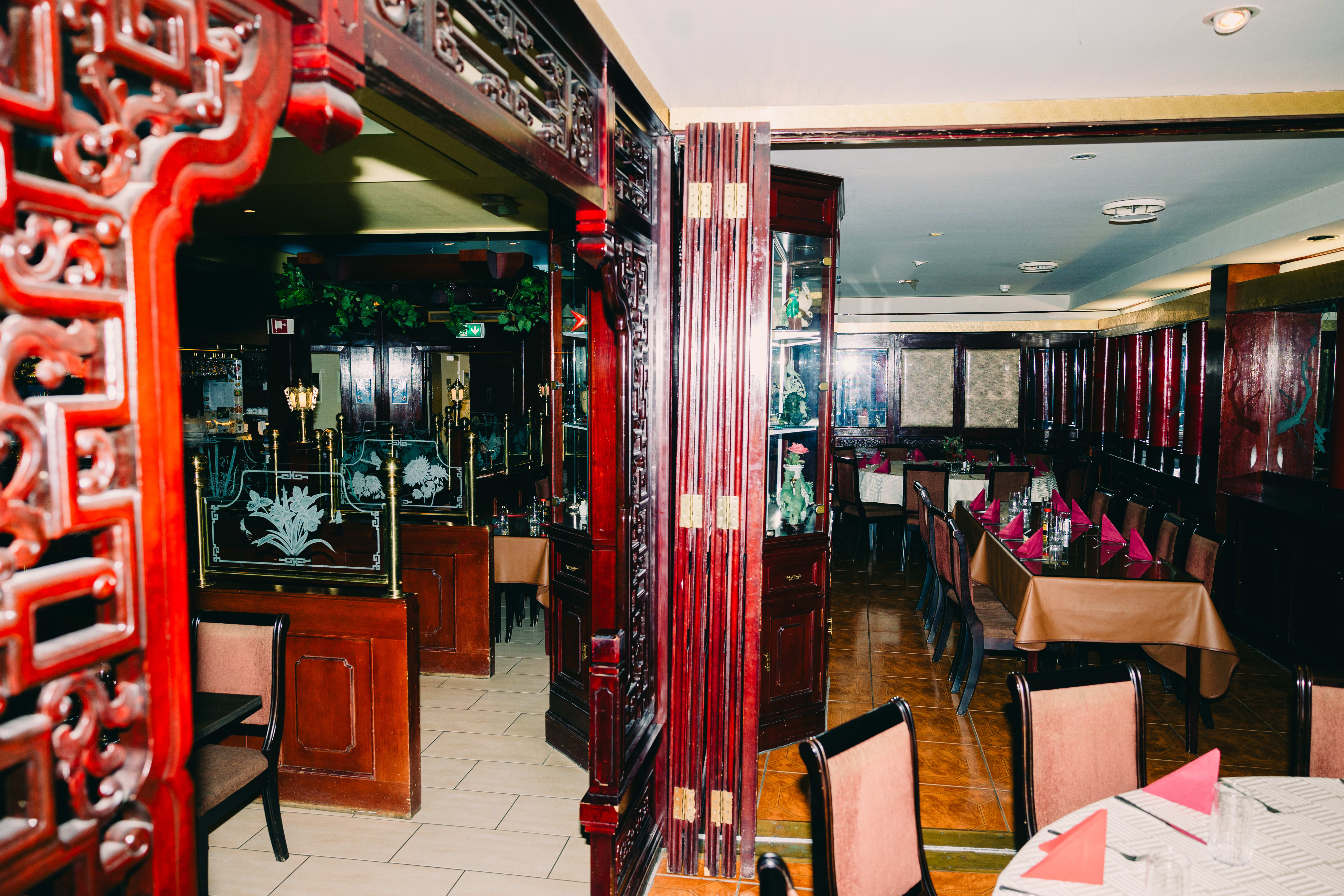 Kinarestaurant alla 70/80-tallet interiørmessig. 